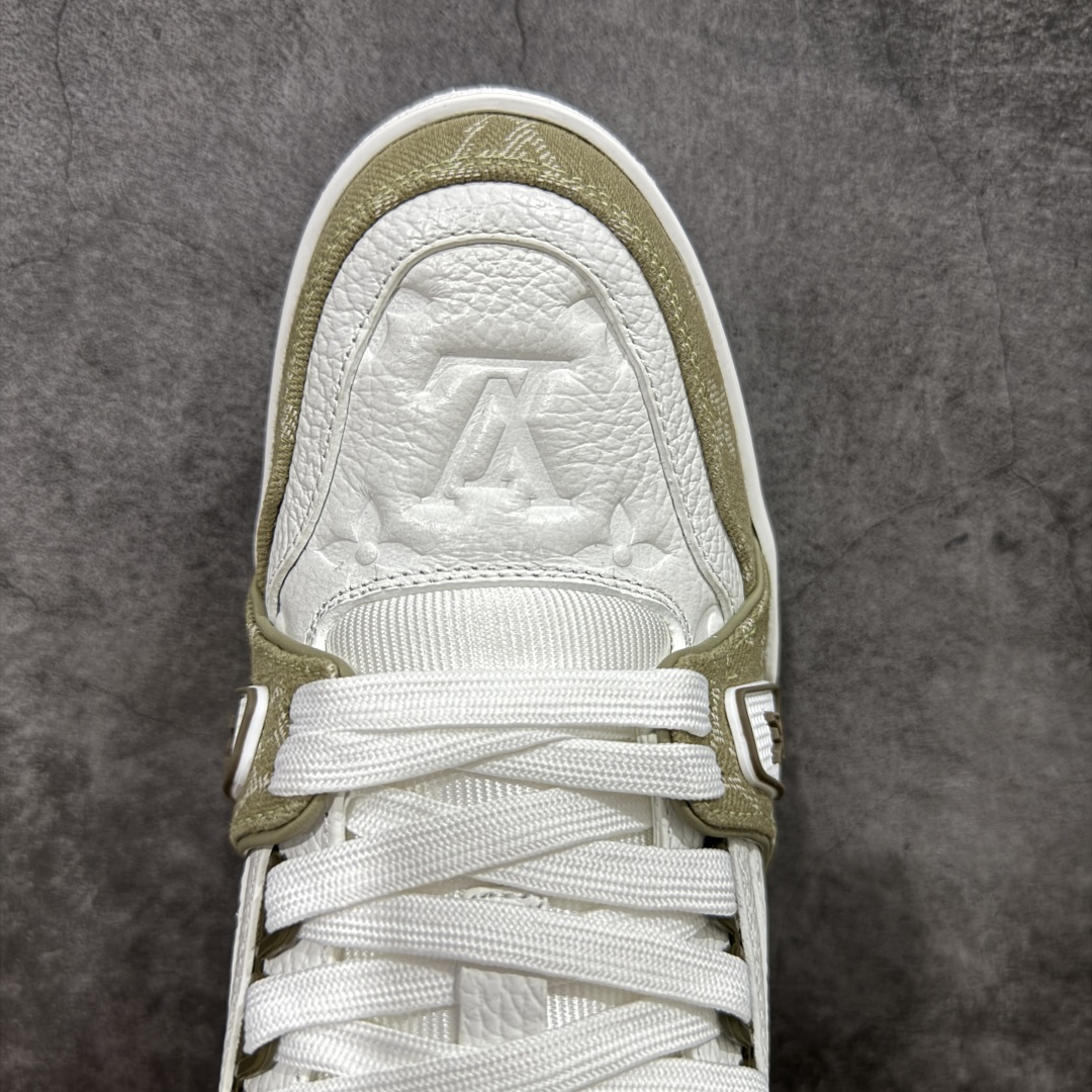 图片[5]-【顶级性价比版本】LV Trainer 白绿牛仔 双层飞机礼盒 中高端品质 价格超值不杀猪 非市面假特价版本 广东产 顶级品质 真材实料 不偷材料 市售数一数二的好货 放眼市场同价格绝对找不到比他更好的货⚠️ 工厂长期补货 价格优势供应 所有配色均原版购入开发打造 正确原版 超高还原度 空胶工艺 各细节到位 鞋面为细柔小牛皮 厚实织物鞋带正确扣子配件 正确牛仔布料无色差 图案对版对位 白色软质荔枝皮 老花压印到位 细节 版型全都没毛病 正确鞋垫 中高端零售 杀猪这个版本没毛病 品质见实拍 无需过多文案赘述！ 尺码： 35-45-选品中心