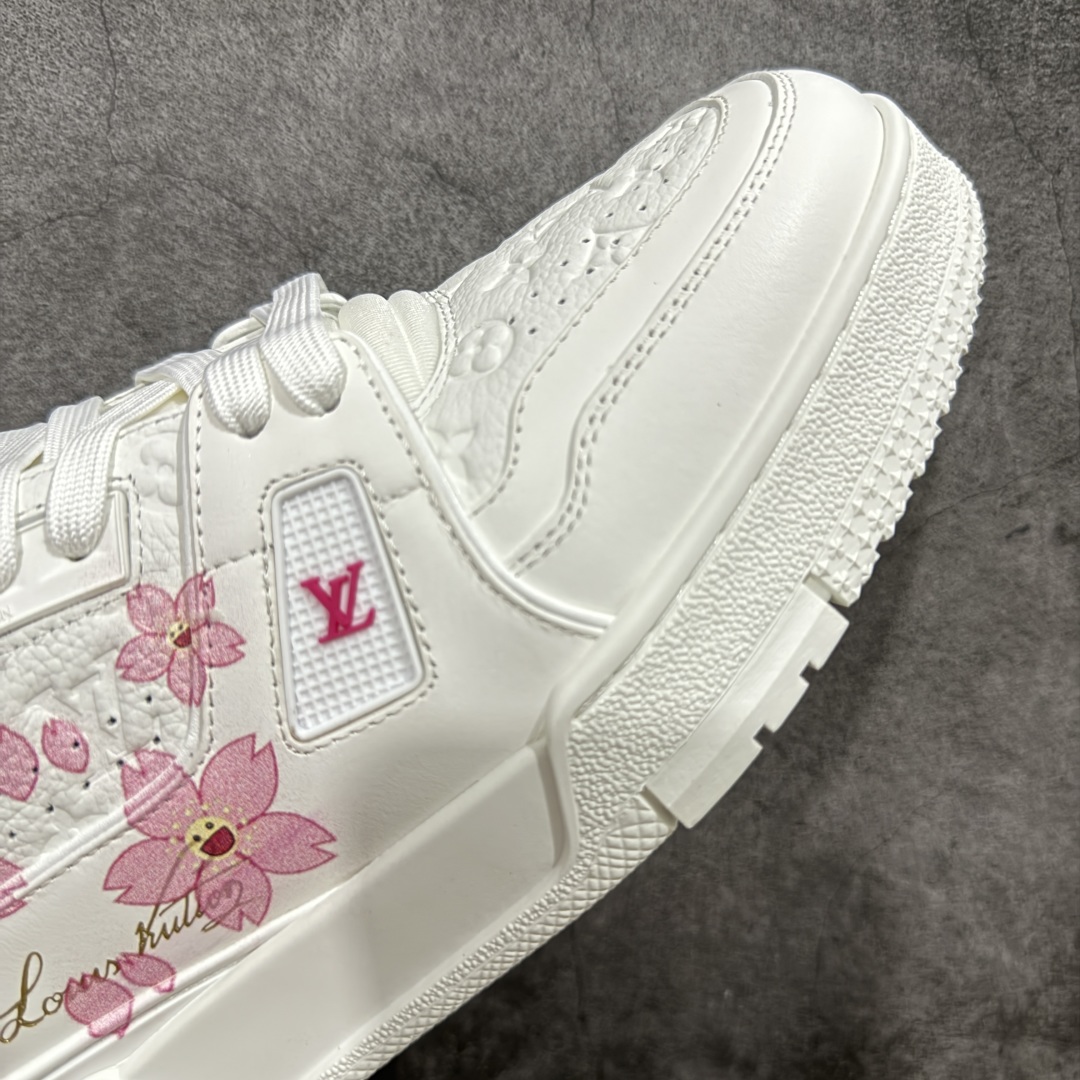 图片[6]-【顶级性价比版本】LV Trainer 村上隆樱花 双层飞机礼盒 中高端品质 价格超值不杀猪 非市面假特价版本 广东产 顶级品质 真材实料 不偷材料 市售数一数二的好货 放眼市场同价格绝对找不到比他更好的货⚠️ 工厂长期补货 价格优势供应 所有配色均原版购入开发打造 正确原版 超高还原度 空胶工艺 各细节到位 鞋面为细柔小牛皮 厚实织物鞋带正确扣子配件 正确牛仔布料无色差 图案对版对位 白色软质荔枝皮 老花压印到位 细节 版型全都没毛病 正确鞋垫 中高端零售 杀猪这个版本没毛病 品质见实拍 无需过多文案赘述！ 尺码： 39-45-选品中心