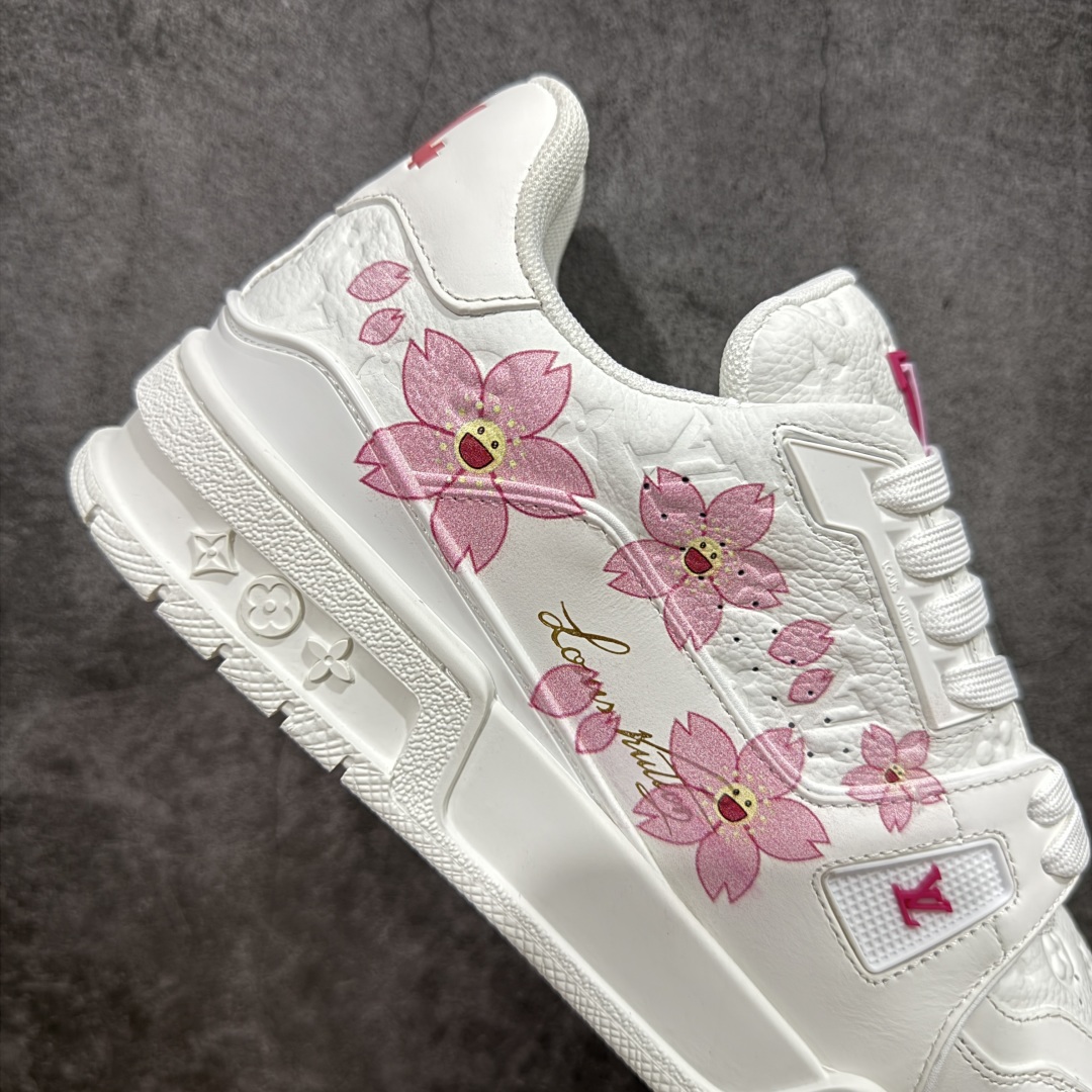 图片[7]-【顶级性价比版本】LV Trainer 村上隆樱花 双层飞机礼盒 中高端品质 价格超值不杀猪 非市面假特价版本 广东产 顶级品质 真材实料 不偷材料 市售数一数二的好货 放眼市场同价格绝对找不到比他更好的货⚠️ 工厂长期补货 价格优势供应 所有配色均原版购入开发打造 正确原版 超高还原度 空胶工艺 各细节到位 鞋面为细柔小牛皮 厚实织物鞋带正确扣子配件 正确牛仔布料无色差 图案对版对位 白色软质荔枝皮 老花压印到位 细节 版型全都没毛病 正确鞋垫 中高端零售 杀猪这个版本没毛病 品质见实拍 无需过多文案赘述！ 尺码： 39-45-选品中心