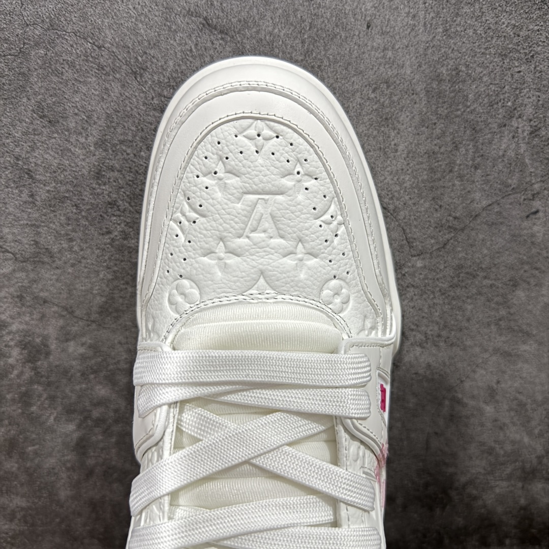 图片[5]-【顶级性价比版本】LV Trainer 村上隆樱花 双层飞机礼盒 中高端品质 价格超值不杀猪 非市面假特价版本 广东产 顶级品质 真材实料 不偷材料 市售数一数二的好货 放眼市场同价格绝对找不到比他更好的货⚠️ 工厂长期补货 价格优势供应 所有配色均原版购入开发打造 正确原版 超高还原度 空胶工艺 各细节到位 鞋面为细柔小牛皮 厚实织物鞋带正确扣子配件 正确牛仔布料无色差 图案对版对位 白色软质荔枝皮 老花压印到位 细节 版型全都没毛病 正确鞋垫 中高端零售 杀猪这个版本没毛病 品质见实拍 无需过多文案赘述！ 尺码： 39-45-选品中心