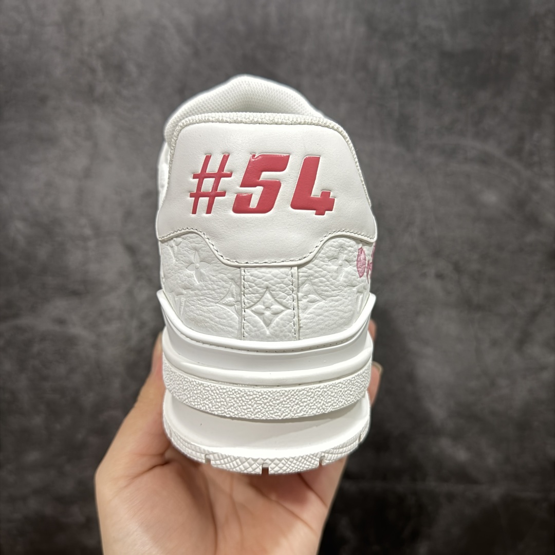 图片[4]-【顶级性价比版本】LV Trainer 村上隆樱花 双层飞机礼盒 中高端品质 价格超值不杀猪 非市面假特价版本 广东产 顶级品质 真材实料 不偷材料 市售数一数二的好货 放眼市场同价格绝对找不到比他更好的货⚠️ 工厂长期补货 价格优势供应 所有配色均原版购入开发打造 正确原版 超高还原度 空胶工艺 各细节到位 鞋面为细柔小牛皮 厚实织物鞋带正确扣子配件 正确牛仔布料无色差 图案对版对位 白色软质荔枝皮 老花压印到位 细节 版型全都没毛病 正确鞋垫 中高端零售 杀猪这个版本没毛病 品质见实拍 无需过多文案赘述！ 尺码： 39-45-选品中心