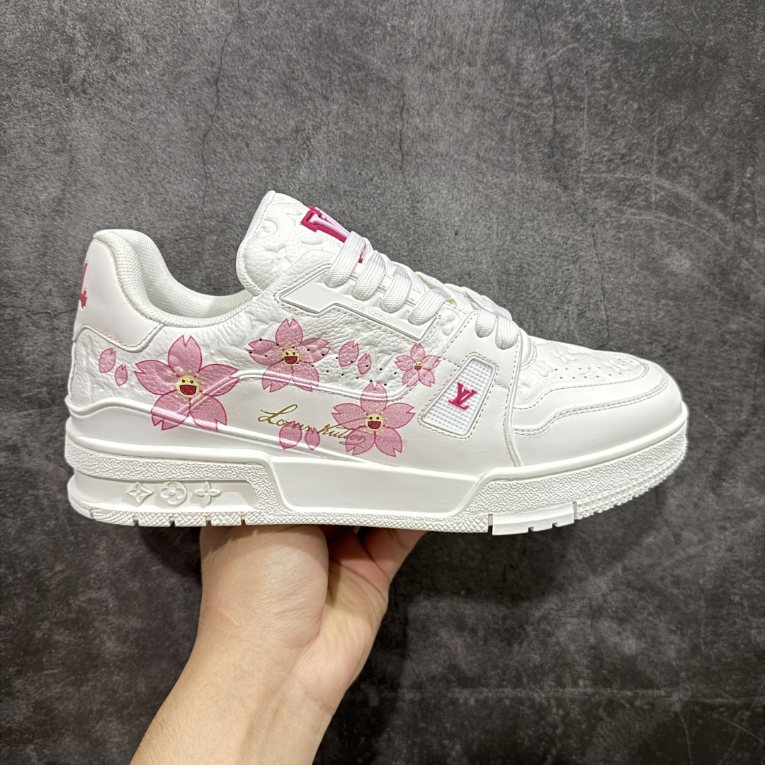 【顶级性价比版本】LV Trainer 村上隆樱花 双层飞机礼盒 中高端品质 价格超值不杀猪 非市面假特价版本 广东产 顶级品质 真材实料 不偷材料 市售数一数二的好货 放眼市场同价格绝对找不到比他更好的货⚠️ 工厂长期补货 价格优势供应 所有配色均原版购入开发打造 正确原版 超高还原度 空胶工艺 各细节到位 鞋面为细柔小牛皮 厚实织物鞋带正确扣子配件 正确牛仔布料无色差 图案对版对位 白色软质荔枝皮 老花压印到位 细节 版型全都没毛病 正确鞋垫 中高端零售 杀猪这个版本没毛病 品质见实拍 无需过多文案赘述! 尺码: 39-45-选品中心