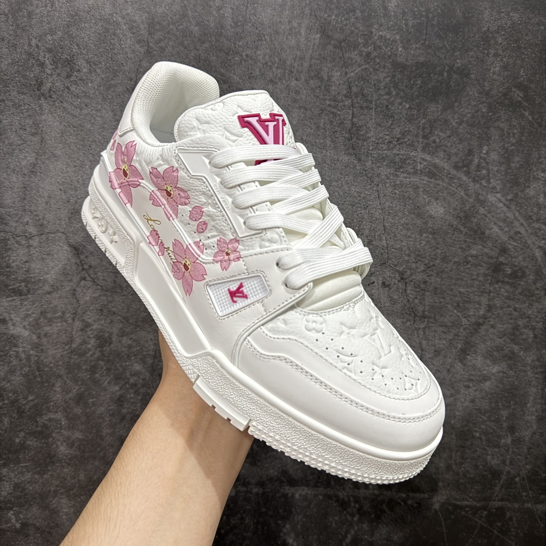 图片[3]-【顶级性价比版本】LV Trainer 村上隆樱花 双层飞机礼盒 中高端品质 价格超值不杀猪 非市面假特价版本 广东产 顶级品质 真材实料 不偷材料 市售数一数二的好货 放眼市场同价格绝对找不到比他更好的货⚠️ 工厂长期补货 价格优势供应 所有配色均原版购入开发打造 正确原版 超高还原度 空胶工艺 各细节到位 鞋面为细柔小牛皮 厚实织物鞋带正确扣子配件 正确牛仔布料无色差 图案对版对位 白色软质荔枝皮 老花压印到位 细节 版型全都没毛病 正确鞋垫 中高端零售 杀猪这个版本没毛病 品质见实拍 无需过多文案赘述！ 尺码： 39-45-选品中心