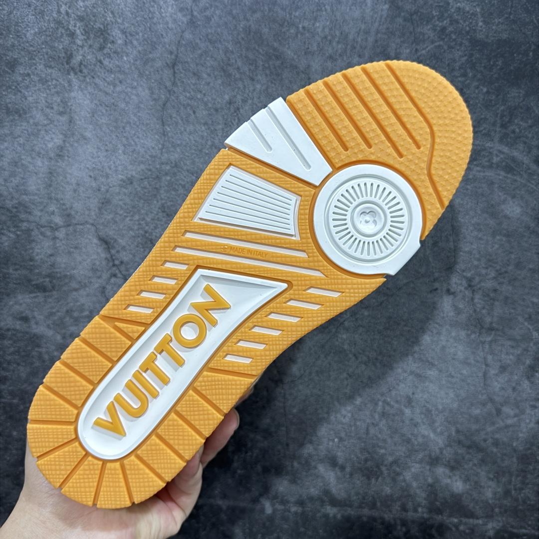 图片[9]-【顶级性价比版本】LV Trainer 白黄牛仔 双层飞机礼盒 中高端品质 价格超值不杀猪 非市面假特价版本 广东产 顶级品质 真材实料 不偷材料 市售数一数二的好货 放眼市场同价格绝对找不到比他更好的货⚠️ 工厂长期补货 价格优势供应 所有配色均原版购入开发打造 正确原版 超高还原度 空胶工艺 各细节到位 鞋面为细柔小牛皮 厚实织物鞋带正确扣子配件 正确牛仔布料无色差 图案对版对位 白色软质荔枝皮 老花压印到位 细节 版型全都没毛病 正确鞋垫 中高端零售 杀猪这个版本没毛病 品质见实拍 无需过多文案赘述！ 尺码： 35-45-选品中心