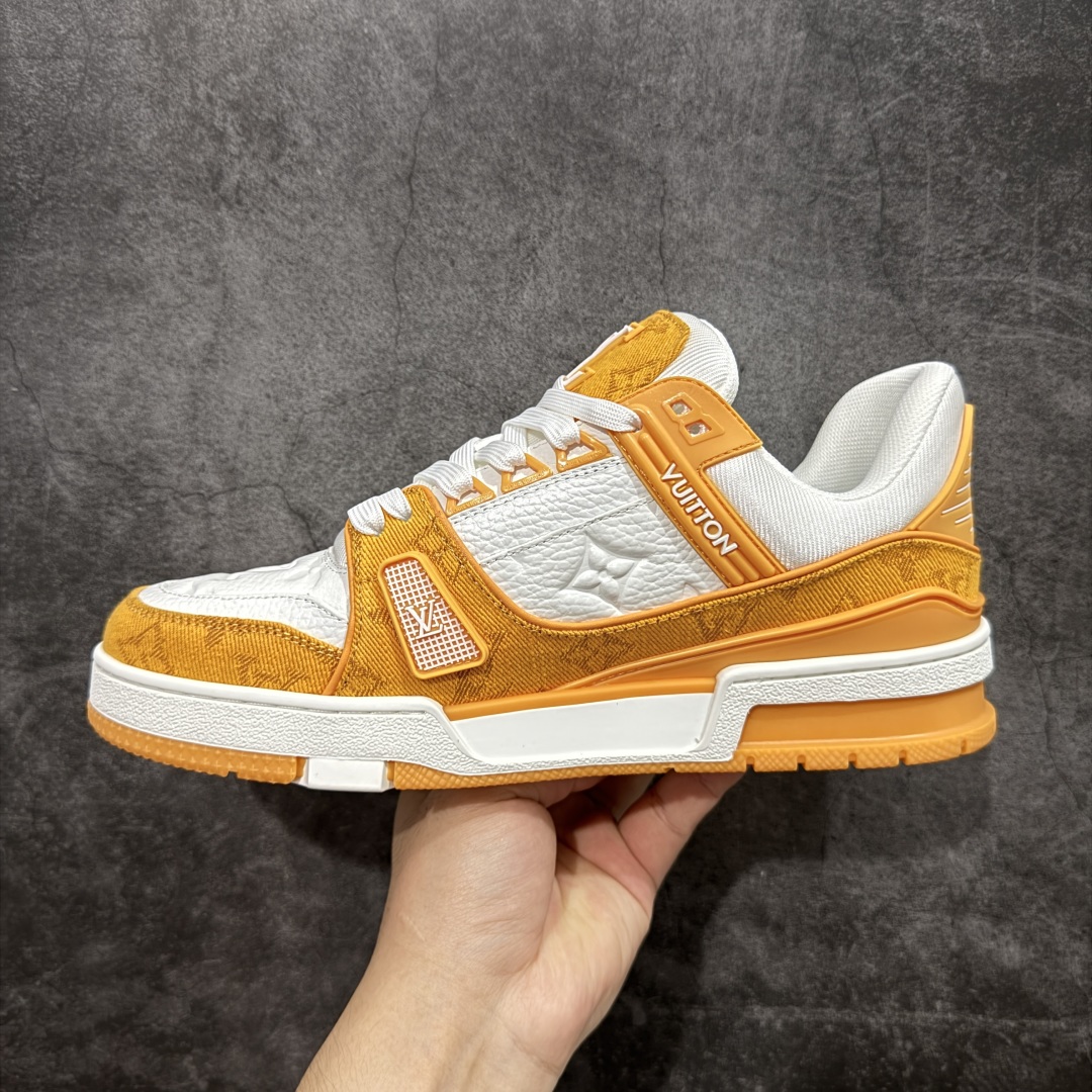 图片[2]-【顶级性价比版本】LV Trainer 白黄牛仔 双层飞机礼盒 中高端品质 价格超值不杀猪 非市面假特价版本 广东产 顶级品质 真材实料 不偷材料 市售数一数二的好货 放眼市场同价格绝对找不到比他更好的货⚠️ 工厂长期补货 价格优势供应 所有配色均原版购入开发打造 正确原版 超高还原度 空胶工艺 各细节到位 鞋面为细柔小牛皮 厚实织物鞋带正确扣子配件 正确牛仔布料无色差 图案对版对位 白色软质荔枝皮 老花压印到位 细节 版型全都没毛病 正确鞋垫 中高端零售 杀猪这个版本没毛病 品质见实拍 无需过多文案赘述！ 尺码： 35-45-选品中心