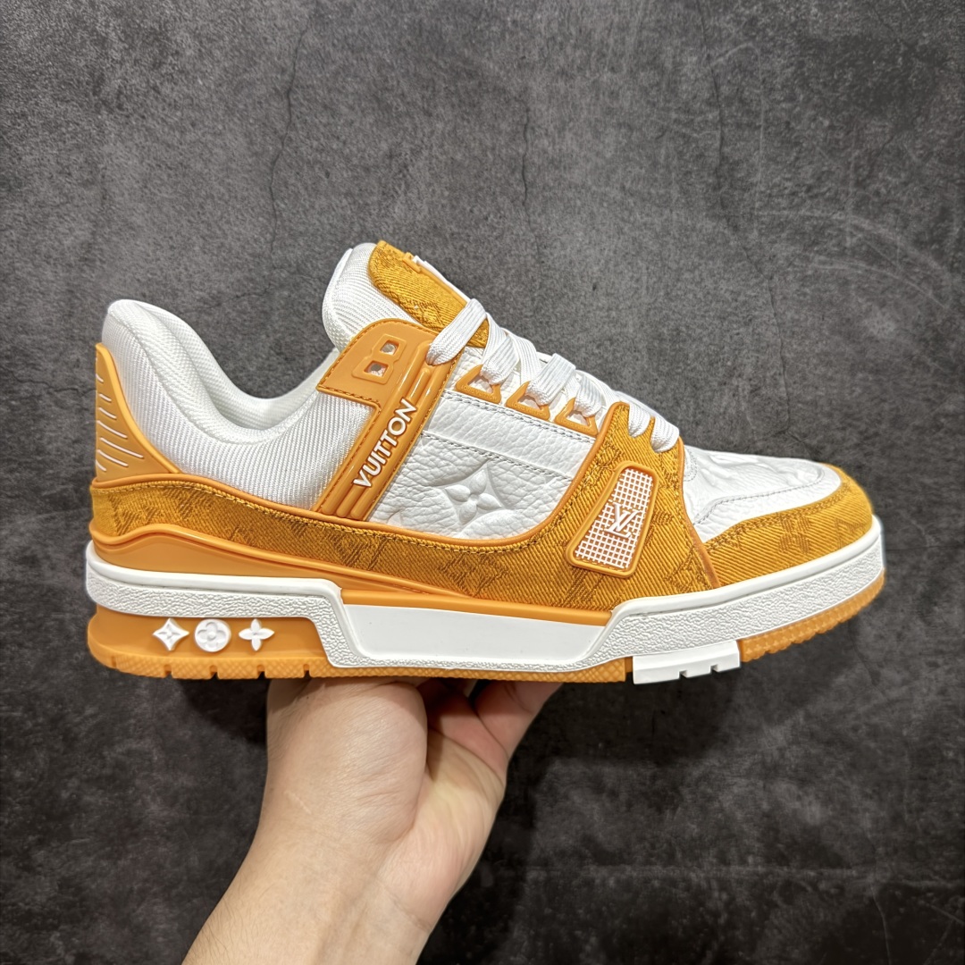 【顶级性价比版本】LV Trainer 白黄牛仔 双层飞机礼盒 中高端品质 价格超值不杀猪 非市面假特价版本 广东产 顶级品质 真材实料 不偷材料 市售数一数二的好货 放眼市场同价格绝对找不到比他更好的货⚠️ 工厂长期补货 价格优势供应 所有配色均原版购入开发打造 正确原版 超高还原度 空胶工艺 各细节到位 鞋面为细柔小牛皮 厚实织物鞋带正确扣子配件 正确牛仔布料无色差 图案对版对位 白色软质荔枝皮 老花压印到位 细节 版型全都没毛病 正确鞋垫 中高端零售 杀猪这个版本没毛病 品质见实拍 无需过多文案赘述! 尺码: 35-45-选品中心