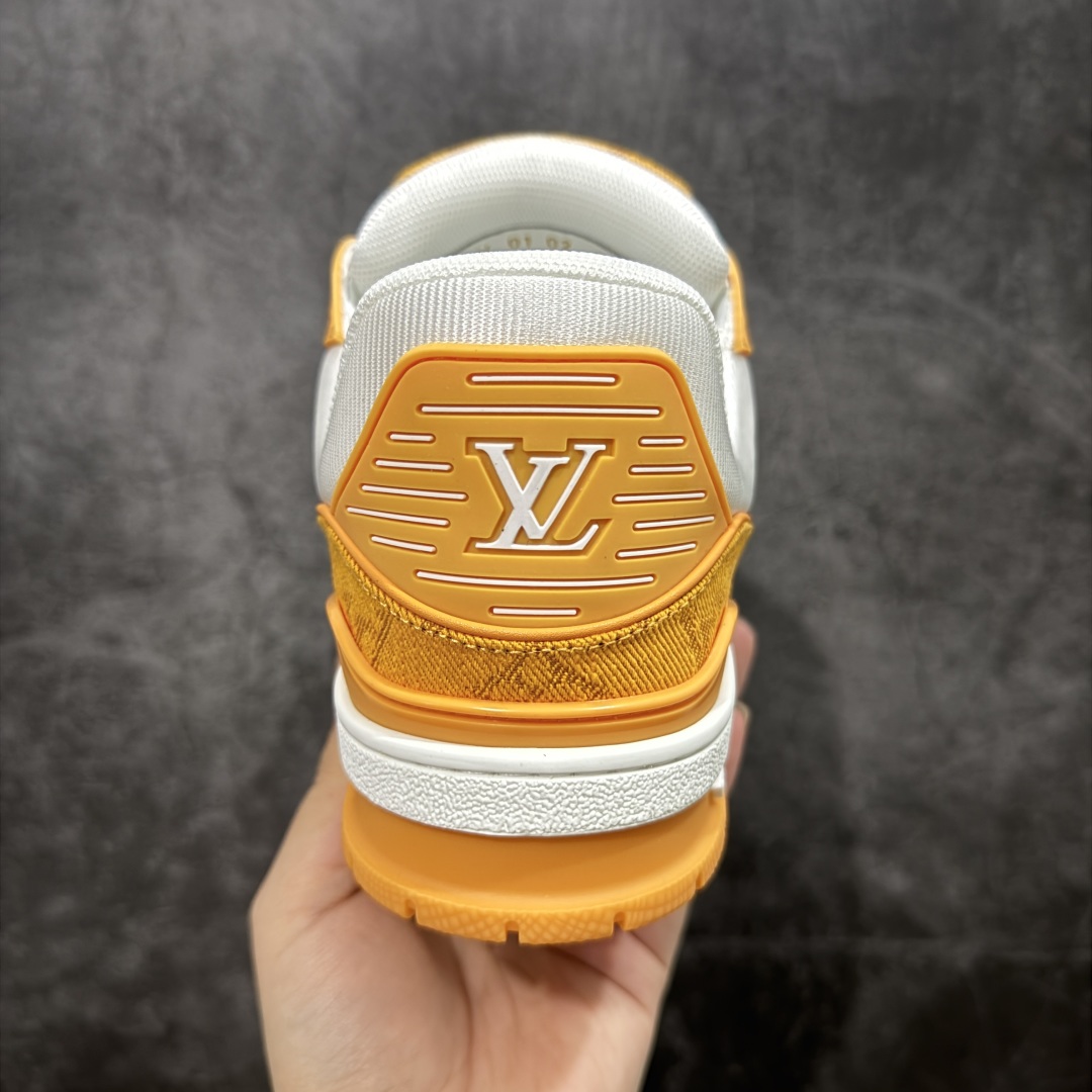 图片[4]-【顶级性价比版本】LV Trainer 白黄牛仔 双层飞机礼盒 中高端品质 价格超值不杀猪 非市面假特价版本 广东产 顶级品质 真材实料 不偷材料 市售数一数二的好货 放眼市场同价格绝对找不到比他更好的货⚠️ 工厂长期补货 价格优势供应 所有配色均原版购入开发打造 正确原版 超高还原度 空胶工艺 各细节到位 鞋面为细柔小牛皮 厚实织物鞋带正确扣子配件 正确牛仔布料无色差 图案对版对位 白色软质荔枝皮 老花压印到位 细节 版型全都没毛病 正确鞋垫 中高端零售 杀猪这个版本没毛病 品质见实拍 无需过多文案赘述！ 尺码： 35-45-选品中心
