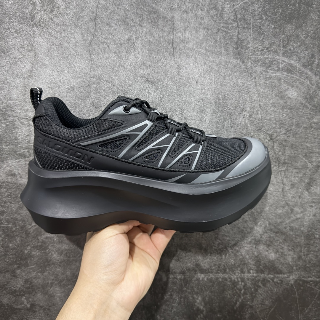 【巅峰版】CDG x Salomon 萨洛蒙 联名款XT-6 系列 厚底 休闲 运动鞋 原版购入开发 做货 独立私模 原材料打造 一比一原版细节 延续品牌设计基因，融合简约的设计和实用的技术性 联名鞋款依旧是黑白简约配色，鞋身上的品牌字样也体现出极简主义的设计风格 搭配Contagrip 橡胶厚底鞋底设计，重新演绎的鞋面部分则以Pulsar Advanced袜套式轮廓替换了之前抽绳鞋带 并饰有网眼、抗撕裂材质鞋面、防水胶条以及尼龙拉环等细节 面料： 原版定制进口科技面料 内里： 原版进口透气网里 大底： 原版开模超轻发泡材质 底厚： 6.5CM 尺码：35-40-选品中心