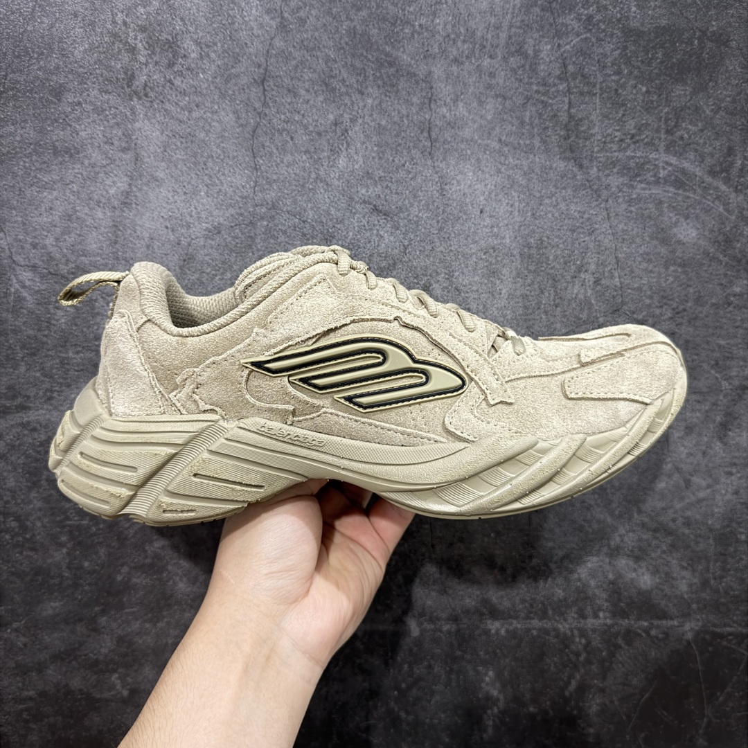 【XA纯原】最新外贸批次 Balenciaga巴黎世家16代 MONDAY 卡其色麂皮 其前卫的设计、夸张的体积和反光细节赋予其特别的轮廓 采用头层牛皮材质制成,带来良好脚感,外观全新造型,鞋身富有潮流感且易穿搭,正确做旧,多层组合橡胶大底防滑耐磨 尺码:35 36 37 38 39 40 41 42 43 44 45 46-选品中心