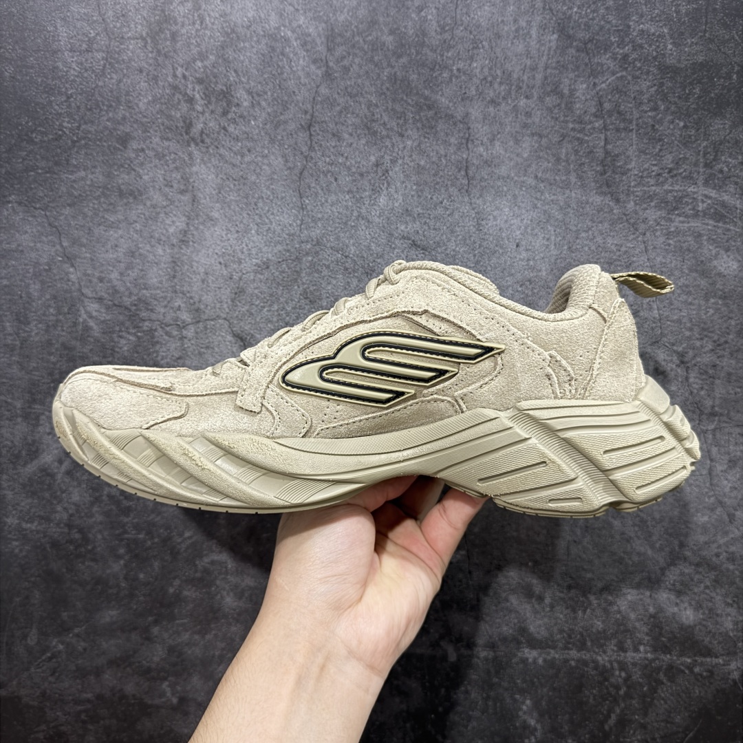 图片[2]-【XA纯原】最新外贸批次 Balenciaga巴黎世家16代 MONDAY 卡其色麂皮 其前卫的设计、夸张的体积和反光细节赋予其特别的轮廓 采用头层牛皮材质制成，带来良好脚感，外观全新造型，鞋身富有潮流感且易穿搭，正确做旧，多层组合橡胶大底防滑耐磨 尺码：35 36 37 38 39 40 41 42 43 44 45 46-选品中心