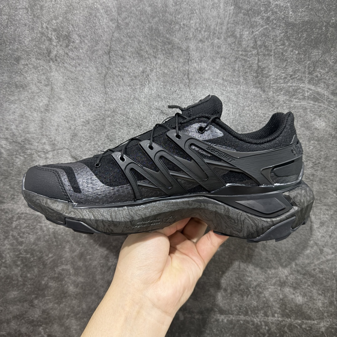 图片[2]-【巅峰版】SALOMON萨洛蒙 XT PU.RE ADVANCED 舒适百搭耐磨 低帮 越野跑步鞋 男女同款 黑色 474460 萨洛蒙潮流越野机能户外功能鞋 纯原外贸平台特供订单 耗时半年巨作 全套原纸板楦头开发 原厂特供网布配套加持 确保原汁原味 完美呈现版型 原档数据独家私模五层组合大底 男女鞋同步官方开发至46.5 原装Ortholite轻量化鞋垫 中底布带钢印编号 原厂TPU锁扣 进口港宝加持 后跟自然饱满 还原公司包裹性 基于 SALOMON 初代 XT 鞋身造型并搭载 4D ADVANCED CHASSIS™ 大底打造而成 带来了多项足部控制与保护等功能性 如在运动过程中控制左右晃动的过程而提高稳定性、改善长途越野过程中足中到足尖的过渡、提高感知岩石的精确度以抵抗尖锐物体对脚底的伤害以及采用动态缓冲来增强穿着舒适感 从而减轻疲劳感 使其成为一双舒适且安全的户外之履 尺码：36 36.5 37.5 38 38.5 39 40 40.5 41 42 42.5 43 44 44.5 45-选品中心