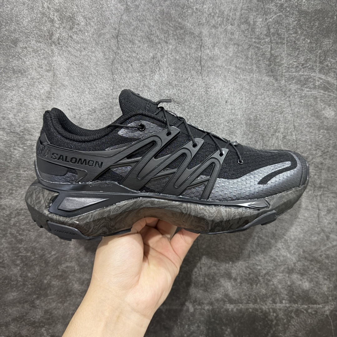 【巅峰版】SALOMON萨洛蒙 XT PU.RE ADVANCED 舒适百搭耐磨 低帮 越野跑步鞋 男女同款 黑色 474460 萨洛蒙潮流越野机能户外功能鞋 纯原外贸平台特供订单 耗时半年巨作 全套原纸板楦头开发 原厂特供网布配套加持 确保原汁原味 完美呈现版型 原档数据独家私模五层组合大底 男女鞋同步官方开发至46.5 原装Ortholite轻量化鞋垫 中底布带钢印编号 原厂TPU锁扣 进口港宝加持 后跟自然饱满 还原公司包裹性 基于 SALOMON 初代 XT 鞋身造型并搭载 4D ADVANCED CHASSIS™ 大底打造而成 带来了多项足部控制与保护等功能性 如在运动过程中控制左右晃动的过程而提高稳定性、改善长途越野过程中足中到足尖的过渡、提高感知岩石的精确度以抵抗尖锐物体对脚底的伤害以及采用动态缓冲来增强穿着舒适感 从而减轻疲劳感 使其成为一双舒适且安全的户外之履 尺码：36 36.5 37.5 38 38.5 39 40 40.5 41 42 42.5 43 44 44.5 45-选品中心