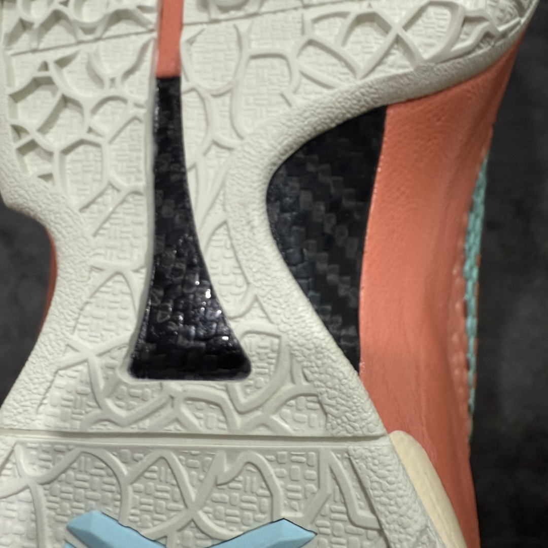 图片[8]-【MX纯原】NK Zoom Kobe 6 Protro 科比六代 PE2025-106 圈内顶级批次 完美复刻公司货 前掌超大Zoom Turbo气垫 后掌EVA缓震 真正的原汁原味 还原ZP脚感 全身鞋材卡料色独家定制 唯一正确喷漆工艺Swoosh 正确凹凸蛇鳞工艺 正确鞋面渐变效果 内全置真动飞态线 独立原厂模具 最大尺码达到48.5码 首批不拼图大几率过验 亲测已过 支持各种高强度实战 无需担心 上脚价 补货周期极长 脚宽建议买大半码 科比系列前掌偏窄 不影响二次销售 支持七天无理由退换 尺码：41 42 42.5 43 44 44.5 45 45.5 46 47.5-选品中心