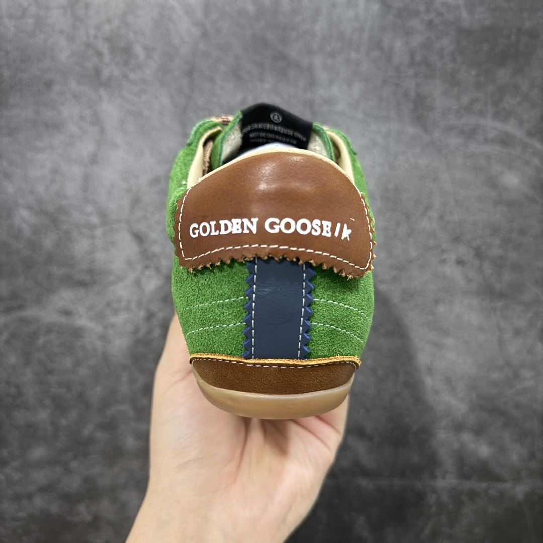 图片[4]-【广东纯原版本】Golden Goose True Star 25s最新款 易烊千玺 萱美 王一博 朱亚文同款小红书爆款运动鞋 采用进口牛皮羊皮内里 舒适感爆满 Golden Goose True Star「为叛逆而生」的鞋履，其价值不仅在于材质与工艺，更在于对主流审美规则的颠覆。它适合那些追求「非标准化时尚」、愿意为独特性支付溢价的消费者，尤其在潮流易逝的当下，其手工做旧设计反而赋予产品「反潮流」的永恒感。然而，对于务实型消费者而言，高昂的价格、小众的风格以及相对复杂的护理需求（如避免接触尖锐物体）可能使其性价比大打折扣。若将其视为「可穿戴的艺术品」，True Star 无疑是成功的；若以传统鞋履标准衡量，它则更像是一场关于时尚哲学的实验 尺码：35 36 37 38 39 40 41 42 43 44 45-选品中心