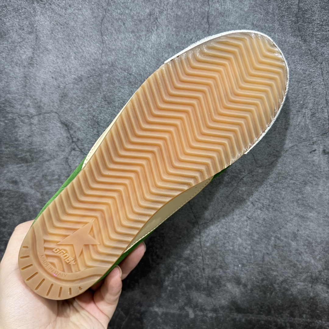 图片[9]-【广东纯原版本】Golden Goose True Star 25s最新款 易烊千玺 萱美 王一博 朱亚文同款小红书爆款运动鞋 采用进口牛皮羊皮内里 舒适感爆满 Golden Goose True Star「为叛逆而生」的鞋履，其价值不仅在于材质与工艺，更在于对主流审美规则的颠覆。它适合那些追求「非标准化时尚」、愿意为独特性支付溢价的消费者，尤其在潮流易逝的当下，其手工做旧设计反而赋予产品「反潮流」的永恒感。然而，对于务实型消费者而言，高昂的价格、小众的风格以及相对复杂的护理需求（如避免接触尖锐物体）可能使其性价比大打折扣。若将其视为「可穿戴的艺术品」，True Star 无疑是成功的；若以传统鞋履标准衡量，它则更像是一场关于时尚哲学的实验 尺码：35 36 37 38 39 40 41 42 43 44 45-选品中心