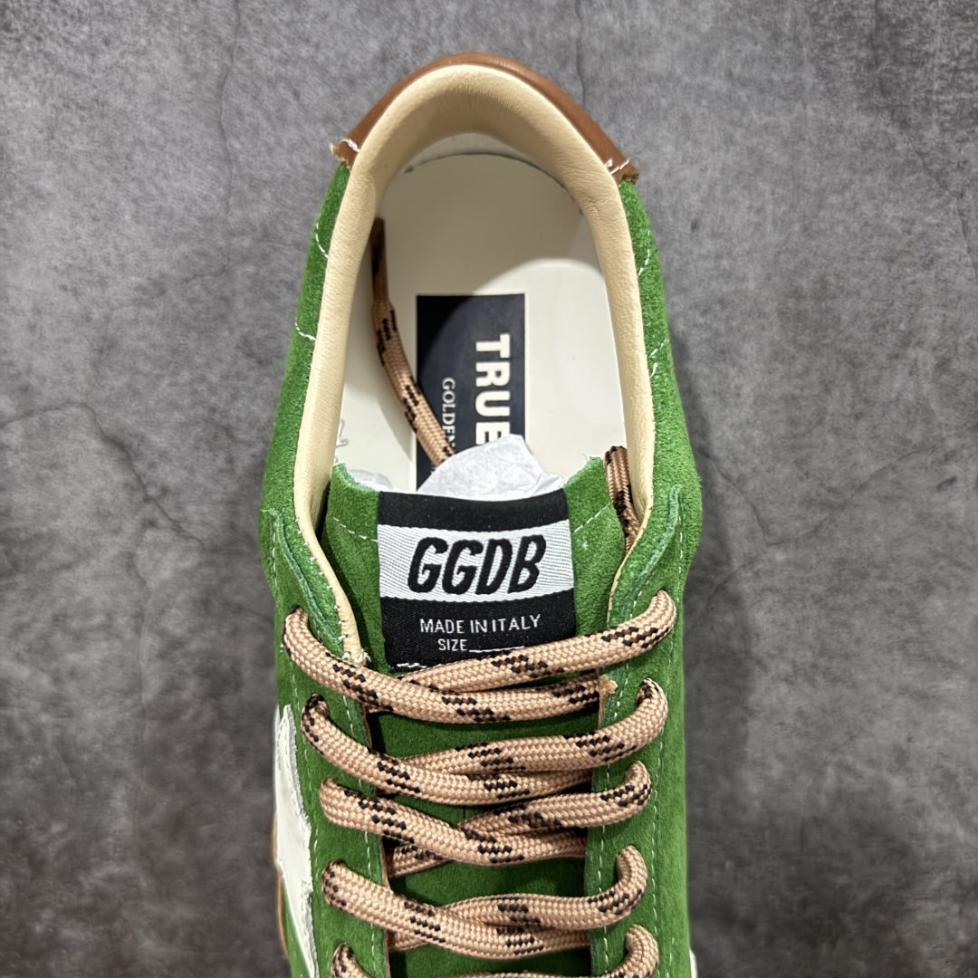 图片[8]-【广东纯原版本】Golden Goose True Star 25s最新款 易烊千玺 萱美 王一博 朱亚文同款小红书爆款运动鞋 采用进口牛皮羊皮内里 舒适感爆满 Golden Goose True Star「为叛逆而生」的鞋履，其价值不仅在于材质与工艺，更在于对主流审美规则的颠覆。它适合那些追求「非标准化时尚」、愿意为独特性支付溢价的消费者，尤其在潮流易逝的当下，其手工做旧设计反而赋予产品「反潮流」的永恒感。然而，对于务实型消费者而言，高昂的价格、小众的风格以及相对复杂的护理需求（如避免接触尖锐物体）可能使其性价比大打折扣。若将其视为「可穿戴的艺术品」，True Star 无疑是成功的；若以传统鞋履标准衡量，它则更像是一场关于时尚哲学的实验 尺码：35 36 37 38 39 40 41 42 43 44 45-选品中心