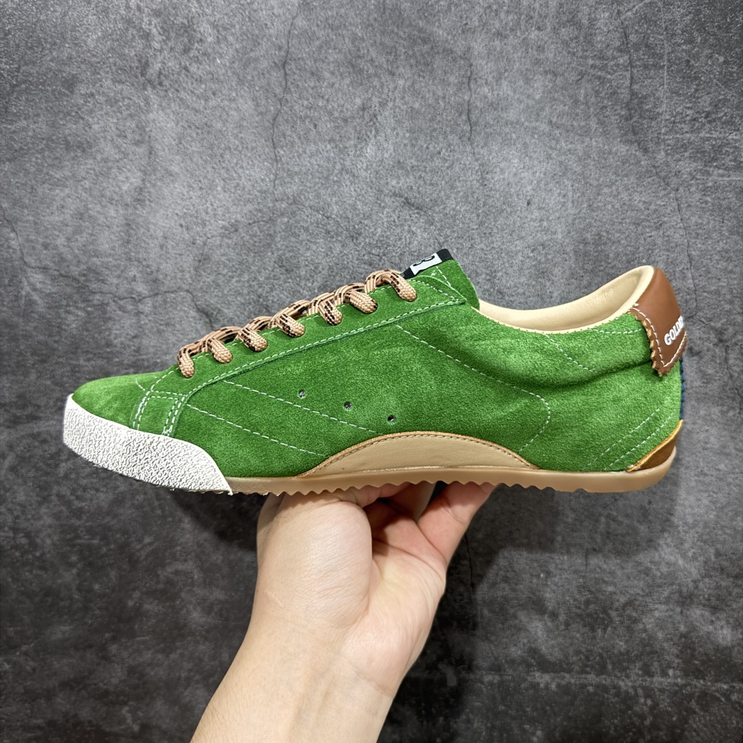 图片[2]-【广东纯原版本】Golden Goose True Star 25s最新款 易烊千玺 萱美 王一博 朱亚文同款小红书爆款运动鞋 采用进口牛皮羊皮内里 舒适感爆满 Golden Goose True Star「为叛逆而生」的鞋履，其价值不仅在于材质与工艺，更在于对主流审美规则的颠覆。它适合那些追求「非标准化时尚」、愿意为独特性支付溢价的消费者，尤其在潮流易逝的当下，其手工做旧设计反而赋予产品「反潮流」的永恒感。然而，对于务实型消费者而言，高昂的价格、小众的风格以及相对复杂的护理需求（如避免接触尖锐物体）可能使其性价比大打折扣。若将其视为「可穿戴的艺术品」，True Star 无疑是成功的；若以传统鞋履标准衡量，它则更像是一场关于时尚哲学的实验 尺码：35 36 37 38 39 40 41 42 43 44 45-选品中心