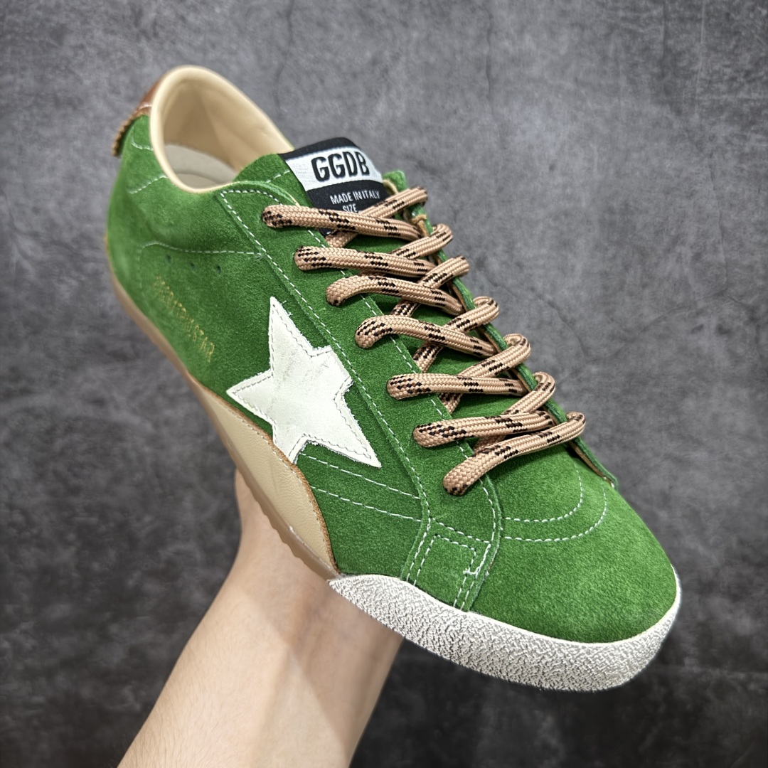 图片[3]-【广东纯原版本】Golden Goose True Star 25s最新款 易烊千玺 萱美 王一博 朱亚文同款小红书爆款运动鞋 采用进口牛皮羊皮内里 舒适感爆满 Golden Goose True Star「为叛逆而生」的鞋履，其价值不仅在于材质与工艺，更在于对主流审美规则的颠覆。它适合那些追求「非标准化时尚」、愿意为独特性支付溢价的消费者，尤其在潮流易逝的当下，其手工做旧设计反而赋予产品「反潮流」的永恒感。然而，对于务实型消费者而言，高昂的价格、小众的风格以及相对复杂的护理需求（如避免接触尖锐物体）可能使其性价比大打折扣。若将其视为「可穿戴的艺术品」，True Star 无疑是成功的；若以传统鞋履标准衡量，它则更像是一场关于时尚哲学的实验 尺码：35 36 37 38 39 40 41 42 43 44 45-选品中心