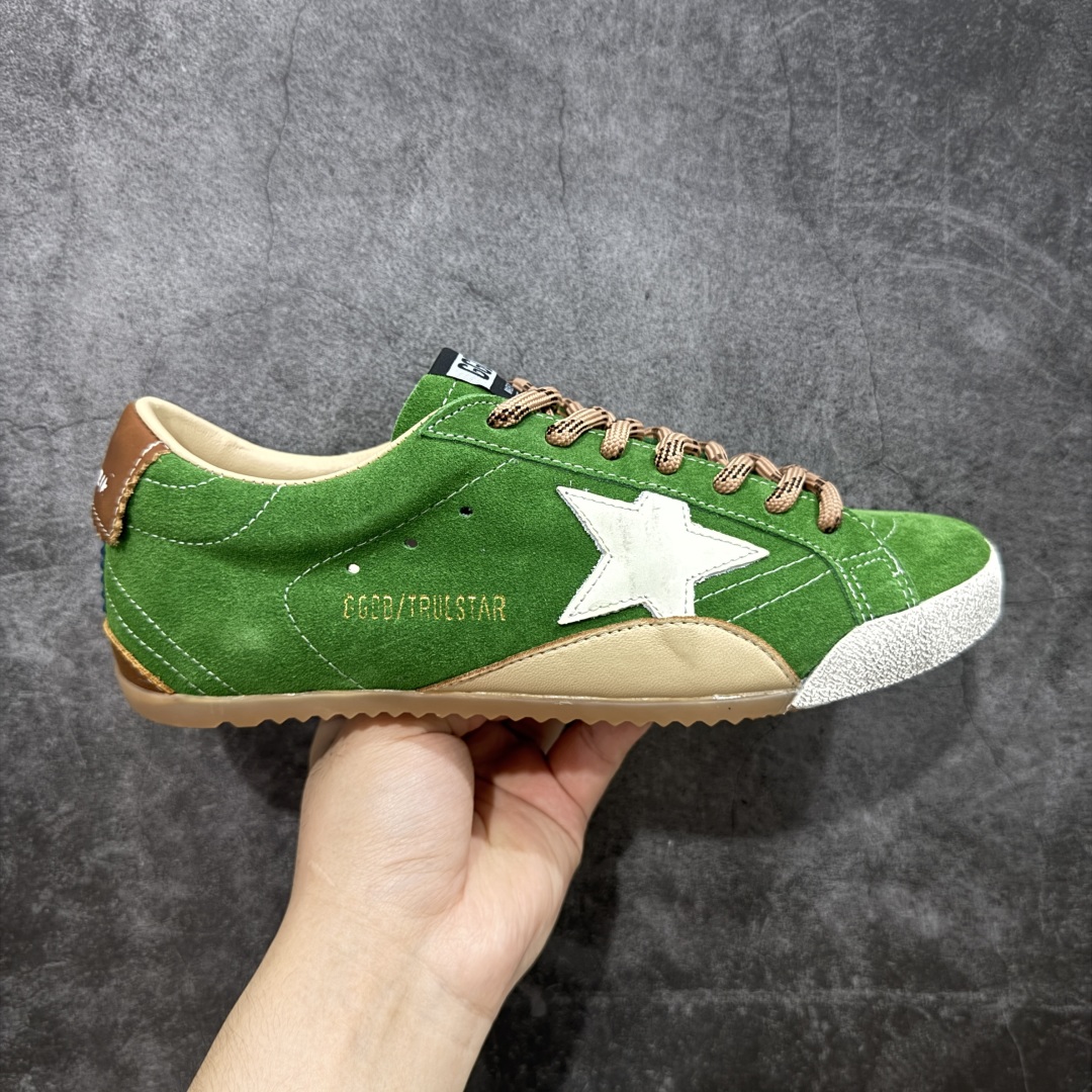 【广东纯原版本】Golden Goose True Star 25s最新款 易烊千玺 萱美 王一博 朱亚文同款小红书爆款运动鞋 采用进口牛皮羊皮内里 舒适感爆满 Golden Goose True Star「为叛逆而生」的鞋履,其价值不仅在于材质与工艺,更在于对主流审美规则的颠覆。它适合那些追求「非标准化时尚」、愿意为独特性支付溢价的消费者,尤其在潮流易逝的当下,其手工做旧设计反而赋予产品「反潮流」的永恒感。然而,对于务实型消费者而言,高昂的价格、小众的风格以及相对复杂的护理需求(如避免接触尖锐物体)可能使其性价比大打折扣。若将其视为「可穿戴的艺术品」,True Star 无疑是成功的;若以传统鞋履标准衡量,它则更像是一场关于时尚哲学的实验 尺码:35 36 37 38 39 40 41 42 43 44 45-选品中心