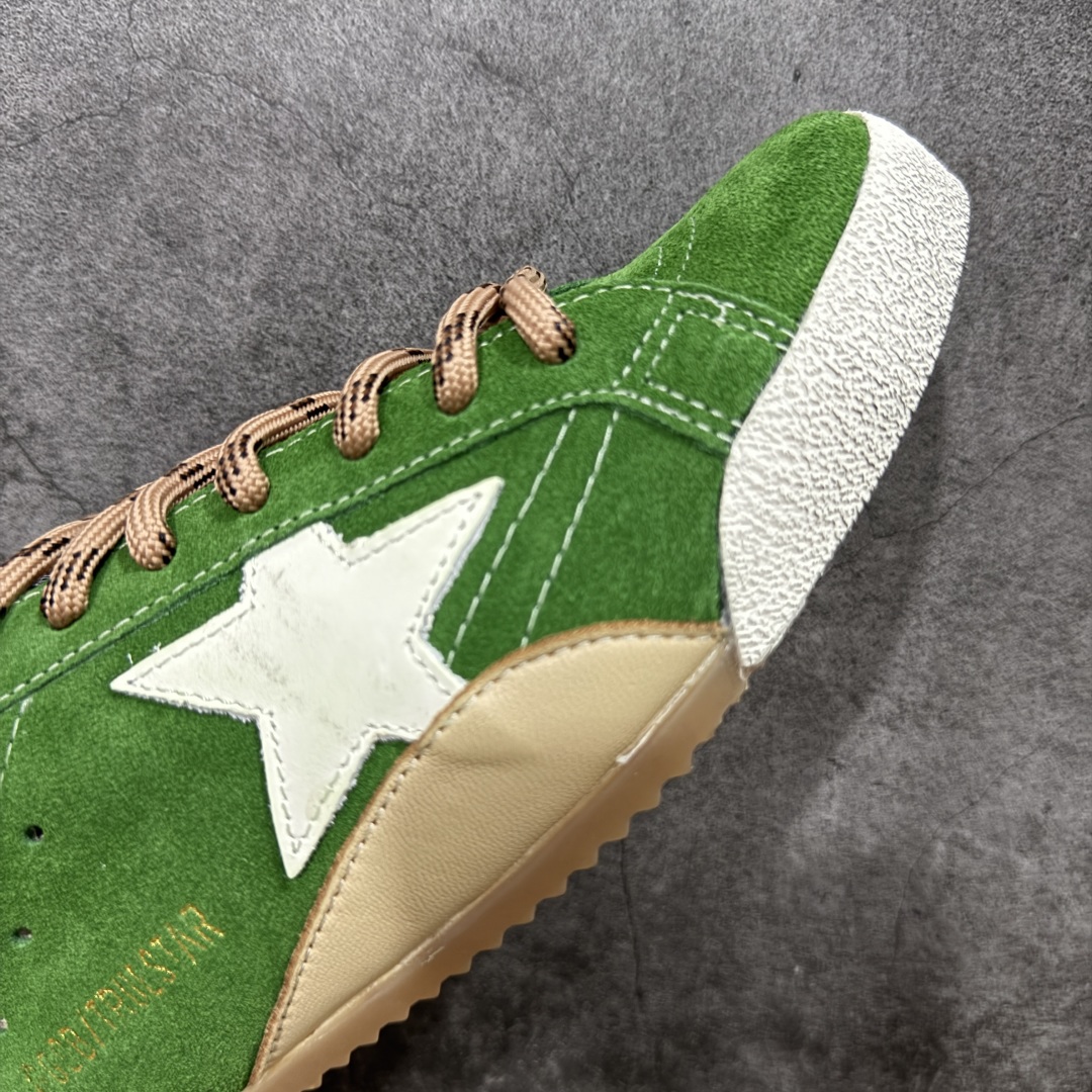 图片[6]-【广东纯原版本】Golden Goose True Star 25s最新款 易烊千玺 萱美 王一博 朱亚文同款小红书爆款运动鞋 采用进口牛皮羊皮内里 舒适感爆满 Golden Goose True Star「为叛逆而生」的鞋履，其价值不仅在于材质与工艺，更在于对主流审美规则的颠覆。它适合那些追求「非标准化时尚」、愿意为独特性支付溢价的消费者，尤其在潮流易逝的当下，其手工做旧设计反而赋予产品「反潮流」的永恒感。然而，对于务实型消费者而言，高昂的价格、小众的风格以及相对复杂的护理需求（如避免接触尖锐物体）可能使其性价比大打折扣。若将其视为「可穿戴的艺术品」，True Star 无疑是成功的；若以传统鞋履标准衡量，它则更像是一场关于时尚哲学的实验 尺码：35 36 37 38 39 40 41 42 43 44 45-选品中心