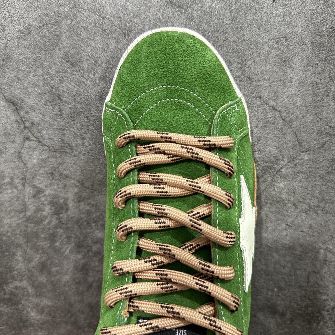 图片[5]-【广东纯原版本】Golden Goose True Star 25s最新款 易烊千玺 萱美 王一博 朱亚文同款小红书爆款运动鞋 采用进口牛皮羊皮内里 舒适感爆满 Golden Goose True Star「为叛逆而生」的鞋履，其价值不仅在于材质与工艺，更在于对主流审美规则的颠覆。它适合那些追求「非标准化时尚」、愿意为独特性支付溢价的消费者，尤其在潮流易逝的当下，其手工做旧设计反而赋予产品「反潮流」的永恒感。然而，对于务实型消费者而言，高昂的价格、小众的风格以及相对复杂的护理需求（如避免接触尖锐物体）可能使其性价比大打折扣。若将其视为「可穿戴的艺术品」，True Star 无疑是成功的；若以传统鞋履标准衡量，它则更像是一场关于时尚哲学的实验 尺码：35 36 37 38 39 40 41 42 43 44 45-选品中心