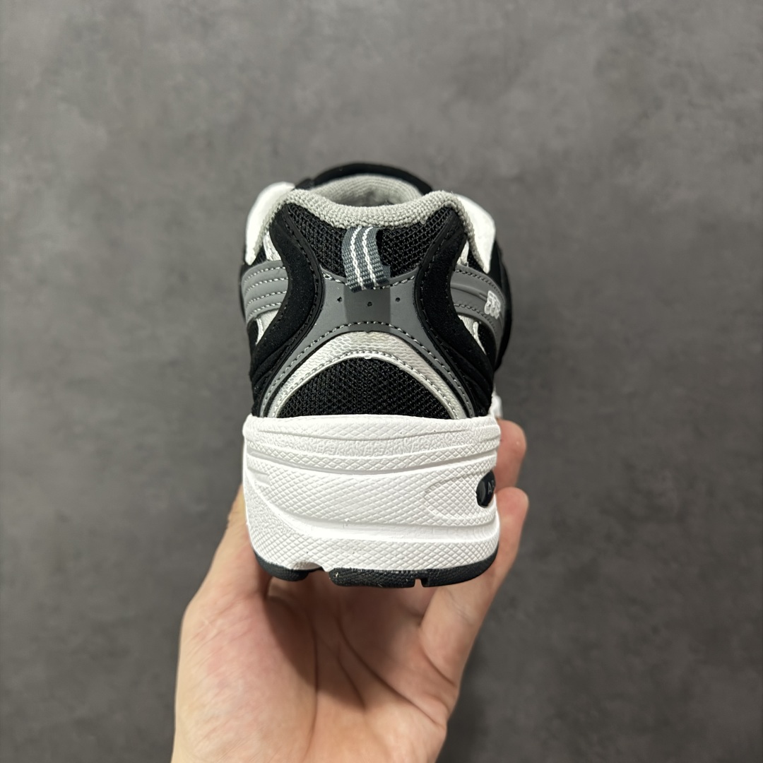 图片[4]-【K8版本】New Balance NB530 新百伦复古透气跑步鞋 抛弃过往以皮革为主的人气轮廓 以极具复古风范的跑鞋外观呈现 设计上全鞋以简约清爽的纯白色作基底 鞋身覆盖大面积织物网眼材质 并于鞋头、鞋带孔眼片等细节处点缀对比鲜明的反光银镀层凸显 鞋舌、侧身等位置则辅以一贯的「N」字标志和品牌徽标彰显身份 最后通过搭载的 ABZORB 缓震中底完善整体造型 货号：MR530CC 尺码：36-45带半码-选品中心