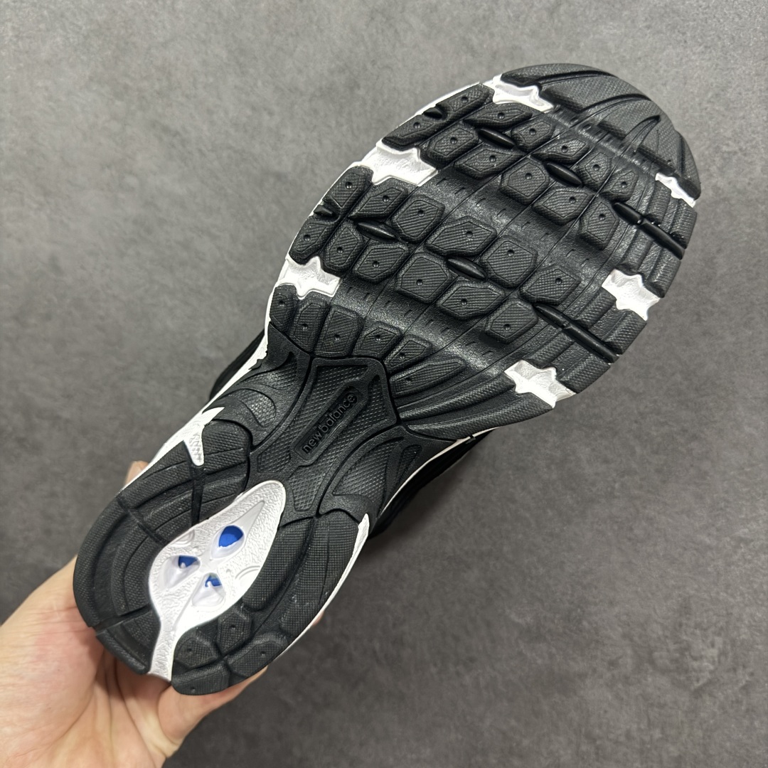 图片[9]-【K8版本】New Balance NB530 新百伦复古透气跑步鞋 抛弃过往以皮革为主的人气轮廓 以极具复古风范的跑鞋外观呈现 设计上全鞋以简约清爽的纯白色作基底 鞋身覆盖大面积织物网眼材质 并于鞋头、鞋带孔眼片等细节处点缀对比鲜明的反光银镀层凸显 鞋舌、侧身等位置则辅以一贯的「N」字标志和品牌徽标彰显身份 最后通过搭载的 ABZORB 缓震中底完善整体造型 货号：MR530CC 尺码：36-45带半码-选品中心