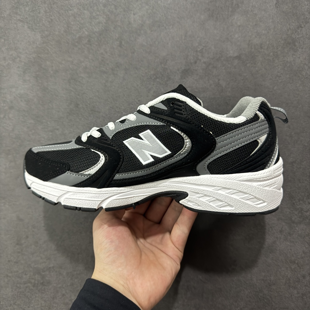 图片[2]-【K8版本】New Balance NB530 新百伦复古透气跑步鞋 抛弃过往以皮革为主的人气轮廓 以极具复古风范的跑鞋外观呈现 设计上全鞋以简约清爽的纯白色作基底 鞋身覆盖大面积织物网眼材质 并于鞋头、鞋带孔眼片等细节处点缀对比鲜明的反光银镀层凸显 鞋舌、侧身等位置则辅以一贯的「N」字标志和品牌徽标彰显身份 最后通过搭载的 ABZORB 缓震中底完善整体造型 货号：MR530CC 尺码：36-45带半码-选品中心