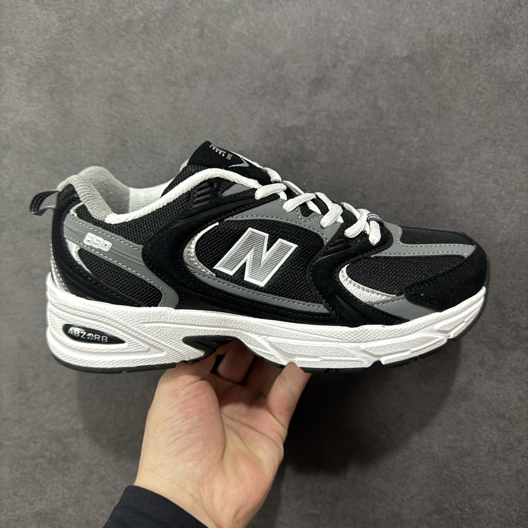 【K8版本】New Balance NB530 新百伦复古透气跑步鞋 抛弃过往以皮革为主的人气轮廓 以极具复古风范的跑鞋外观呈现 设计上全鞋以简约清爽的纯白色作基底 鞋身覆盖大面积织物网眼材质 并于鞋头、鞋带孔眼片等细节处点缀对比鲜明的反光银镀层凸显 鞋舌、侧身等位置则辅以一贯的「N」字标志和品牌徽标彰显身份 最后通过搭载的 ABZORB 缓震中底完善整体造型 货号:MR530CC 尺码:36-45带半码-选品中心