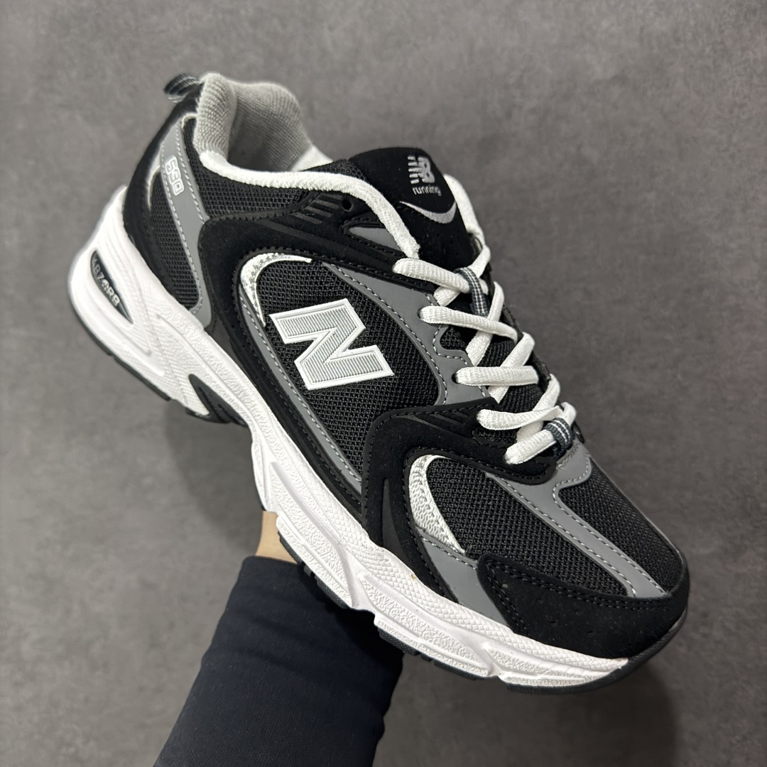 图片[3]-【K8版本】New Balance NB530 新百伦复古透气跑步鞋 抛弃过往以皮革为主的人气轮廓 以极具复古风范的跑鞋外观呈现 设计上全鞋以简约清爽的纯白色作基底 鞋身覆盖大面积织物网眼材质 并于鞋头、鞋带孔眼片等细节处点缀对比鲜明的反光银镀层凸显 鞋舌、侧身等位置则辅以一贯的「N」字标志和品牌徽标彰显身份 最后通过搭载的 ABZORB 缓震中底完善整体造型 货号：MR530CC 尺码：36-45带半码-选品中心