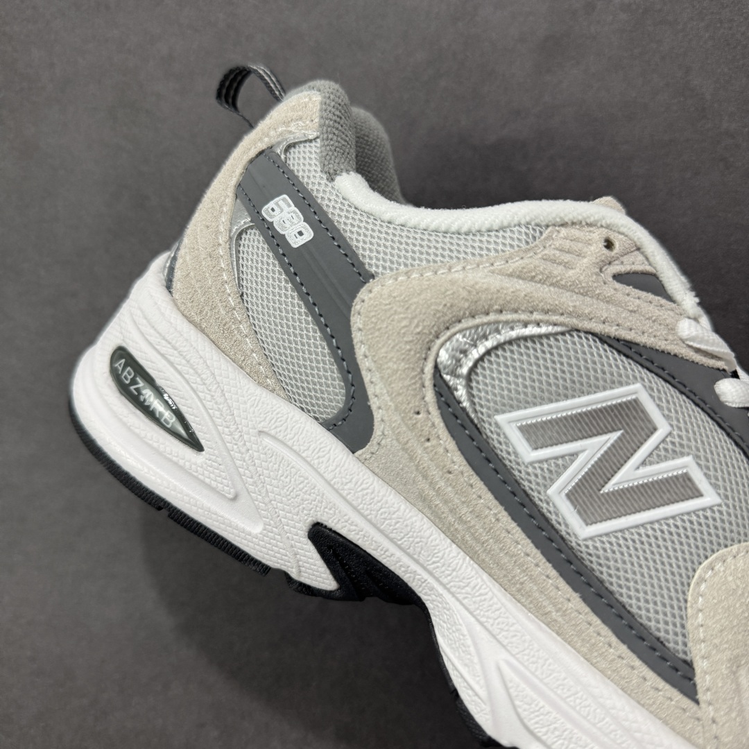 图片[6]-【K8版本】New Balance NB530 新百伦复古透气跑步鞋 抛弃过往以皮革为主的人气轮廓 以极具复古风范的跑鞋外观呈现 设计上全鞋以简约清爽的纯白色作基底 鞋身覆盖大面积织物网眼材质 并于鞋头、鞋带孔眼片等细节处点缀对比鲜明的反光银镀层凸显 鞋舌、侧身等位置则辅以一贯的「N」字标志和品牌徽标彰显身份 最后通过搭载的 ABZORB 缓震中底完善整体造型 货号：MR530CB 尺码：36-45带半码-选品中心