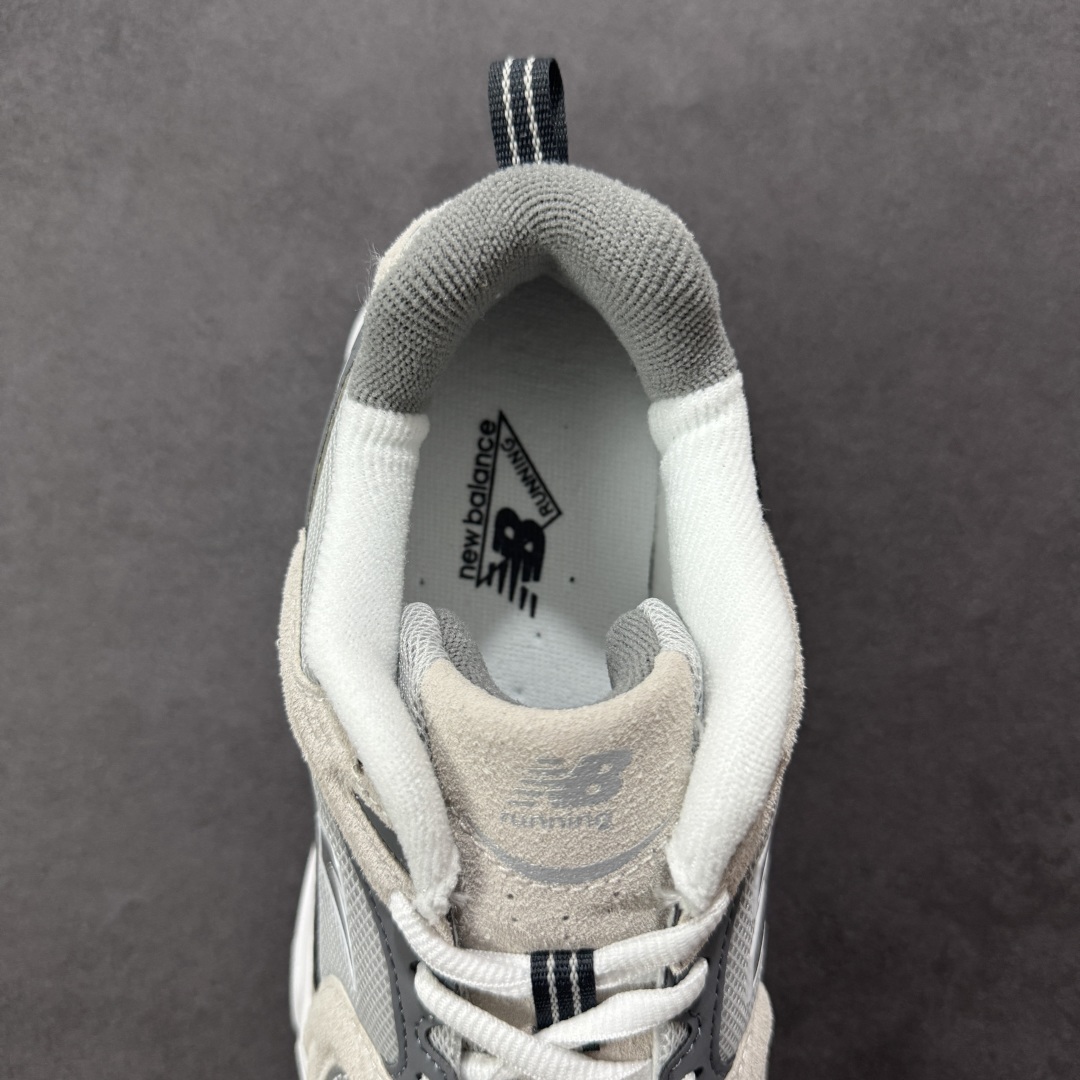 图片[7]-【K8版本】New Balance NB530 新百伦复古透气跑步鞋 抛弃过往以皮革为主的人气轮廓 以极具复古风范的跑鞋外观呈现 设计上全鞋以简约清爽的纯白色作基底 鞋身覆盖大面积织物网眼材质 并于鞋头、鞋带孔眼片等细节处点缀对比鲜明的反光银镀层凸显 鞋舌、侧身等位置则辅以一贯的「N」字标志和品牌徽标彰显身份 最后通过搭载的 ABZORB 缓震中底完善整体造型 货号：MR530CB 尺码：36-45带半码-选品中心