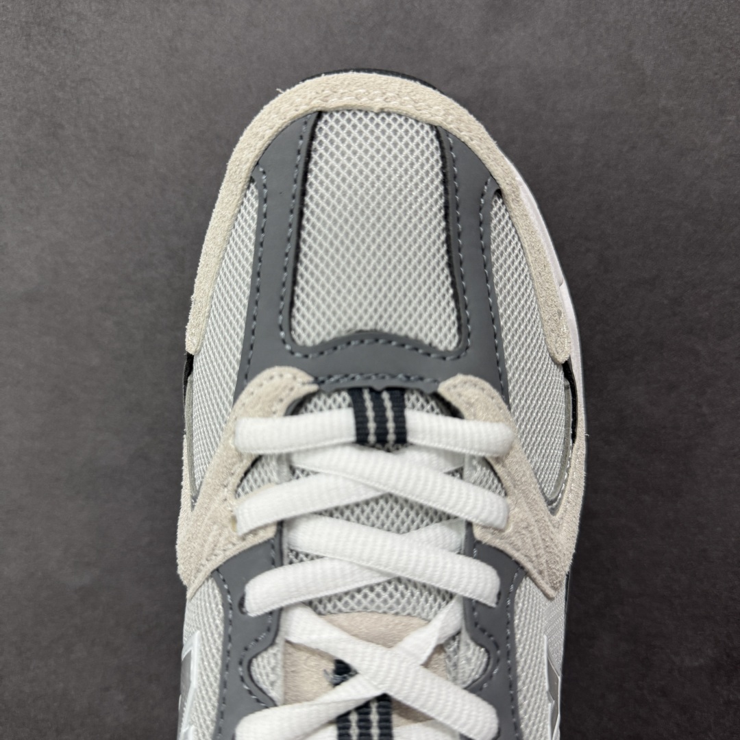 图片[8]-【K8版本】New Balance NB530 新百伦复古透气跑步鞋 抛弃过往以皮革为主的人气轮廓 以极具复古风范的跑鞋外观呈现 设计上全鞋以简约清爽的纯白色作基底 鞋身覆盖大面积织物网眼材质 并于鞋头、鞋带孔眼片等细节处点缀对比鲜明的反光银镀层凸显 鞋舌、侧身等位置则辅以一贯的「N」字标志和品牌徽标彰显身份 最后通过搭载的 ABZORB 缓震中底完善整体造型 货号：MR530CB 尺码：36-45带半码-选品中心