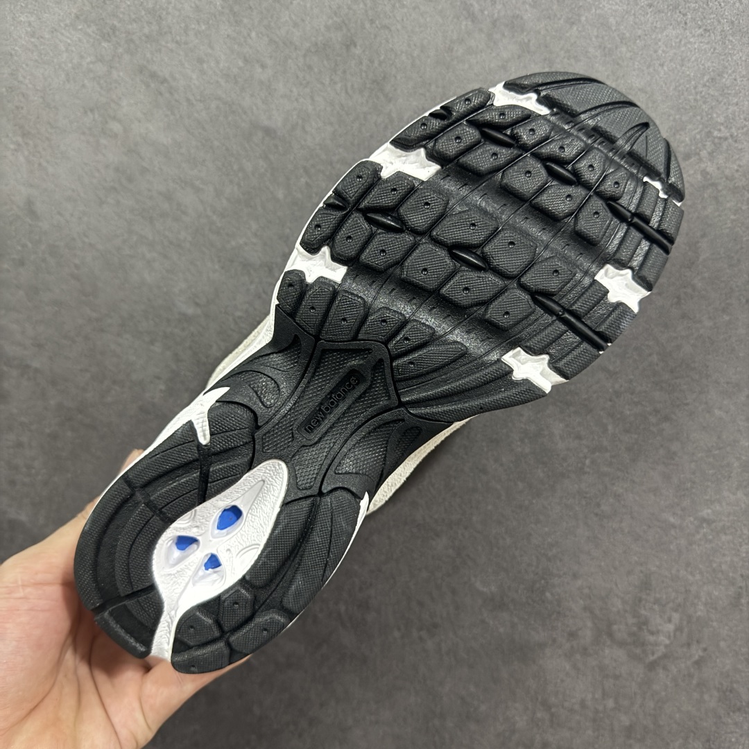 图片[9]-【K8版本】New Balance NB530 新百伦复古透气跑步鞋 抛弃过往以皮革为主的人气轮廓 以极具复古风范的跑鞋外观呈现 设计上全鞋以简约清爽的纯白色作基底 鞋身覆盖大面积织物网眼材质 并于鞋头、鞋带孔眼片等细节处点缀对比鲜明的反光银镀层凸显 鞋舌、侧身等位置则辅以一贯的「N」字标志和品牌徽标彰显身份 最后通过搭载的 ABZORB 缓震中底完善整体造型 货号：MR530CB 尺码：36-45带半码-选品中心