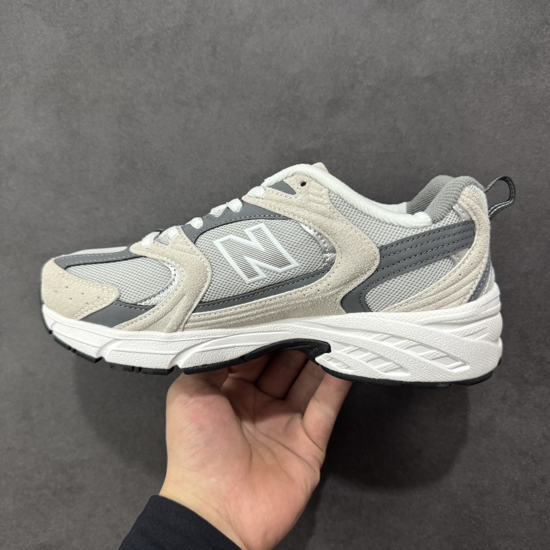 图片[2]-【K8版本】New Balance NB530 新百伦复古透气跑步鞋 抛弃过往以皮革为主的人气轮廓 以极具复古风范的跑鞋外观呈现 设计上全鞋以简约清爽的纯白色作基底 鞋身覆盖大面积织物网眼材质 并于鞋头、鞋带孔眼片等细节处点缀对比鲜明的反光银镀层凸显 鞋舌、侧身等位置则辅以一贯的「N」字标志和品牌徽标彰显身份 最后通过搭载的 ABZORB 缓震中底完善整体造型 货号：MR530CB 尺码：36-45带半码-选品中心