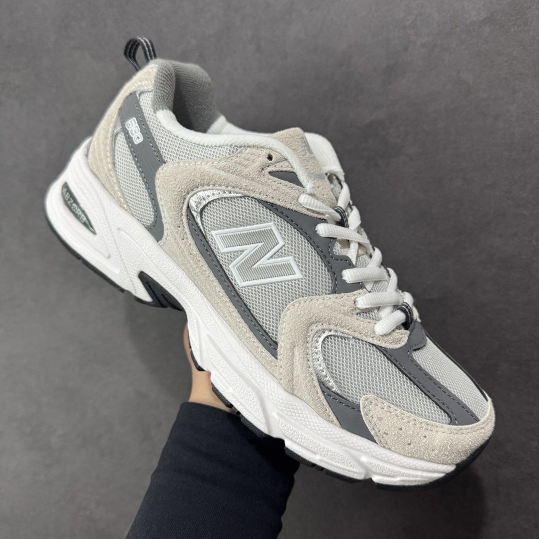 图片[3]-【K8版本】New Balance NB530 新百伦复古透气跑步鞋 抛弃过往以皮革为主的人气轮廓 以极具复古风范的跑鞋外观呈现 设计上全鞋以简约清爽的纯白色作基底 鞋身覆盖大面积织物网眼材质 并于鞋头、鞋带孔眼片等细节处点缀对比鲜明的反光银镀层凸显 鞋舌、侧身等位置则辅以一贯的「N」字标志和品牌徽标彰显身份 最后通过搭载的 ABZORB 缓震中底完善整体造型 货号：MR530CB 尺码：36-45带半码-选品中心