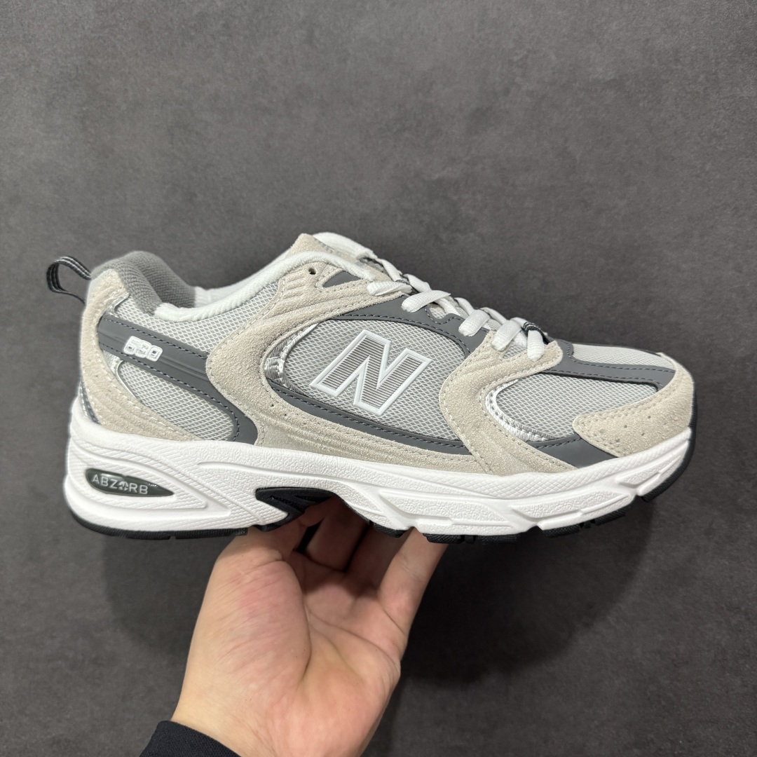 【K8版本】New Balance NB530 新百伦复古透气跑步鞋 抛弃过往以皮革为主的人气轮廓 以极具复古风范的跑鞋外观呈现 设计上全鞋以简约清爽的纯白色作基底 鞋身覆盖大面积织物网眼材质 并于鞋头、鞋带孔眼片等细节处点缀对比鲜明的反光银镀层凸显 鞋舌、侧身等位置则辅以一贯的「N」字标志和品牌徽标彰显身份 最后通过搭载的 ABZORB 缓震中底完善整体造型 货号:MR530CB 尺码:36-45带半码-选品中心