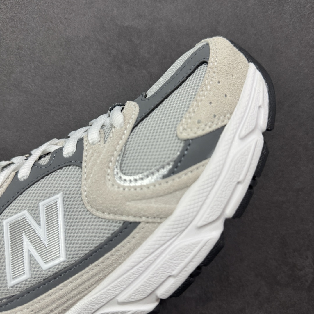 图片[5]-【K8版本】New Balance NB530 新百伦复古透气跑步鞋 抛弃过往以皮革为主的人气轮廓 以极具复古风范的跑鞋外观呈现 设计上全鞋以简约清爽的纯白色作基底 鞋身覆盖大面积织物网眼材质 并于鞋头、鞋带孔眼片等细节处点缀对比鲜明的反光银镀层凸显 鞋舌、侧身等位置则辅以一贯的「N」字标志和品牌徽标彰显身份 最后通过搭载的 ABZORB 缓震中底完善整体造型 货号：MR530CB 尺码：36-45带半码-选品中心