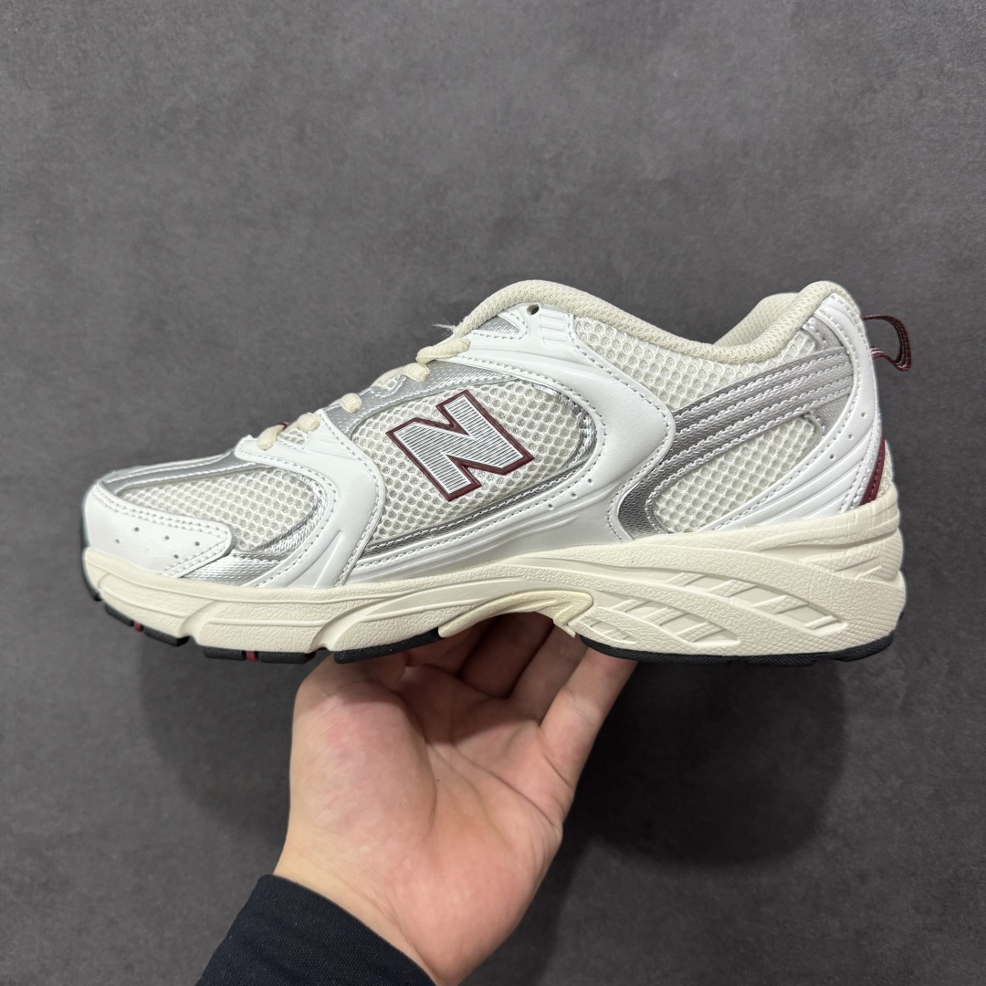 图片[2]-【K8版本】New Balance NB530 新百伦复古透气跑步鞋 抛弃过往以皮革为主的人气轮廓 以极具复古风范的跑鞋外观呈现 设计上全鞋以简约清爽的纯白色作基底 鞋身覆盖大面积织物网眼材质 并于鞋头、鞋带孔眼片等细节处点缀对比鲜明的反光银镀层凸显 鞋舌、侧身等位置则辅以一贯的「N」字标志和品牌徽标彰显身份 最后通过搭载的 ABZORB 缓震中底完善整体造型 货号：MR530SZ 尺码：36-45带半码-选品中心
