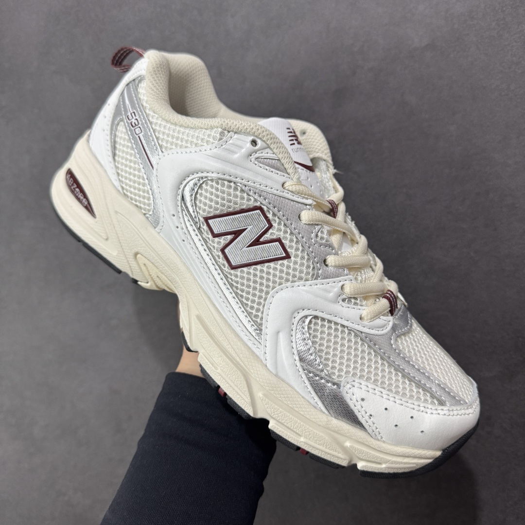 图片[3]-【K8版本】New Balance NB530 新百伦复古透气跑步鞋 抛弃过往以皮革为主的人气轮廓 以极具复古风范的跑鞋外观呈现 设计上全鞋以简约清爽的纯白色作基底 鞋身覆盖大面积织物网眼材质 并于鞋头、鞋带孔眼片等细节处点缀对比鲜明的反光银镀层凸显 鞋舌、侧身等位置则辅以一贯的「N」字标志和品牌徽标彰显身份 最后通过搭载的 ABZORB 缓震中底完善整体造型 货号：MR530SZ 尺码：36-45带半码-选品中心