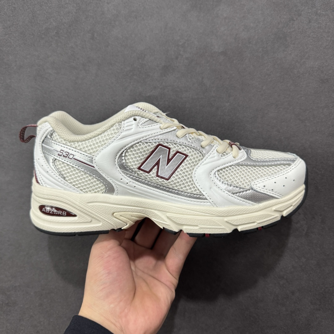 【K8版本】New Balance NB530 新百伦复古透气跑步鞋 抛弃过往以皮革为主的人气轮廓 以极具复古风范的跑鞋外观呈现 设计上全鞋以简约清爽的纯白色作基底 鞋身覆盖大面积织物网眼材质 并于鞋头、鞋带孔眼片等细节处点缀对比鲜明的反光银镀层凸显 鞋舌、侧身等位置则辅以一贯的「N」字标志和品牌徽标彰显身份 最后通过搭载的 ABZORB 缓震中底完善整体造型 货号:MR530SZ 尺码:36-45带半码-选品中心