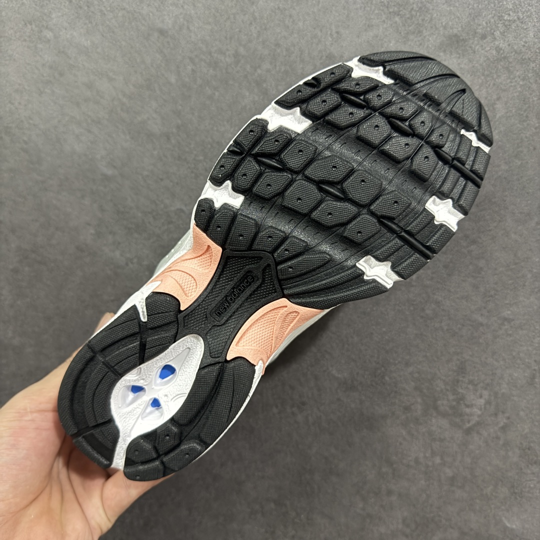 图片[9]-【K8版本】New Balance NB530 新百伦复古透气跑步鞋 抛弃过往以皮革为主的人气轮廓 以极具复古风范的跑鞋外观呈现 设计上全鞋以简约清爽的纯白色作基底 鞋身覆盖大面积织物网眼材质 并于鞋头、鞋带孔眼片等细节处点缀对比鲜明的反光银镀层凸显 鞋舌、侧身等位置则辅以一贯的「N」字标志和品牌徽标彰显身份 最后通过搭载的 ABZORB 缓震中底完善整体造型 货号：MR530ECP 尺码：36-45带半码-选品中心