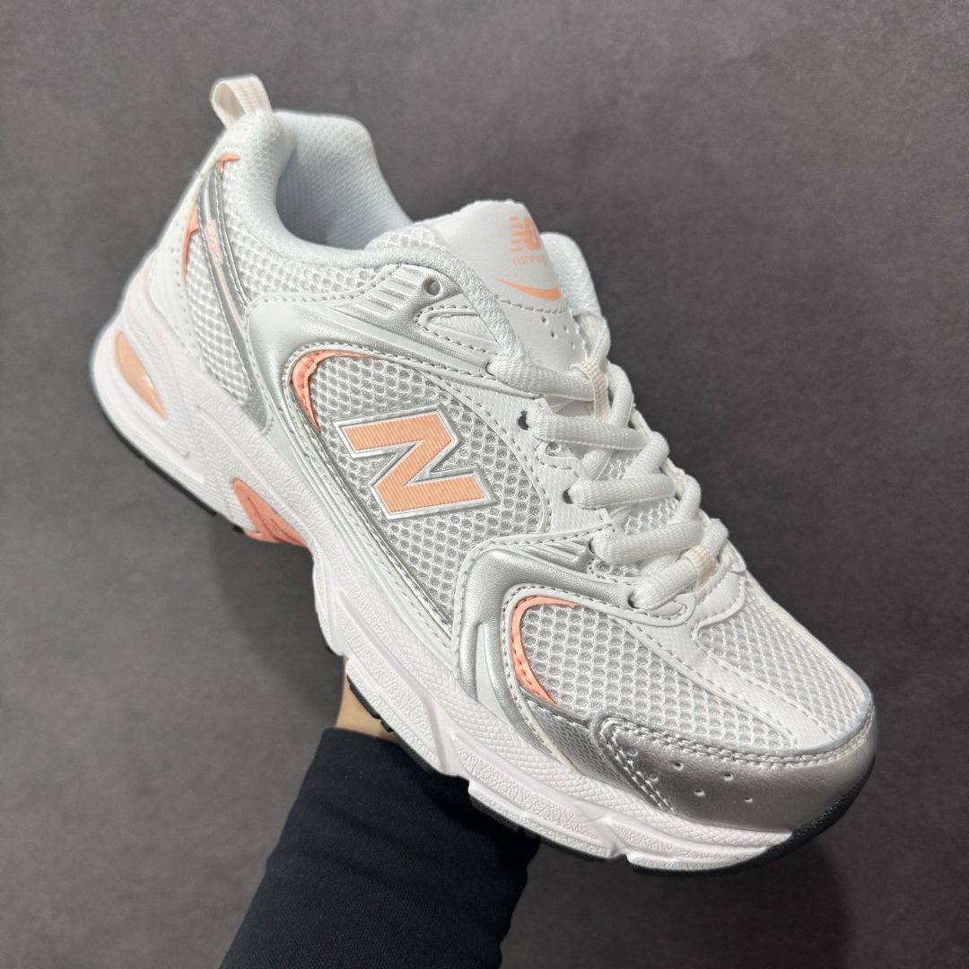 图片[3]-【K8版本】New Balance NB530 新百伦复古透气跑步鞋 抛弃过往以皮革为主的人气轮廓 以极具复古风范的跑鞋外观呈现 设计上全鞋以简约清爽的纯白色作基底 鞋身覆盖大面积织物网眼材质 并于鞋头、鞋带孔眼片等细节处点缀对比鲜明的反光银镀层凸显 鞋舌、侧身等位置则辅以一贯的「N」字标志和品牌徽标彰显身份 最后通过搭载的 ABZORB 缓震中底完善整体造型 货号：MR530ECP 尺码：36-45带半码-选品中心