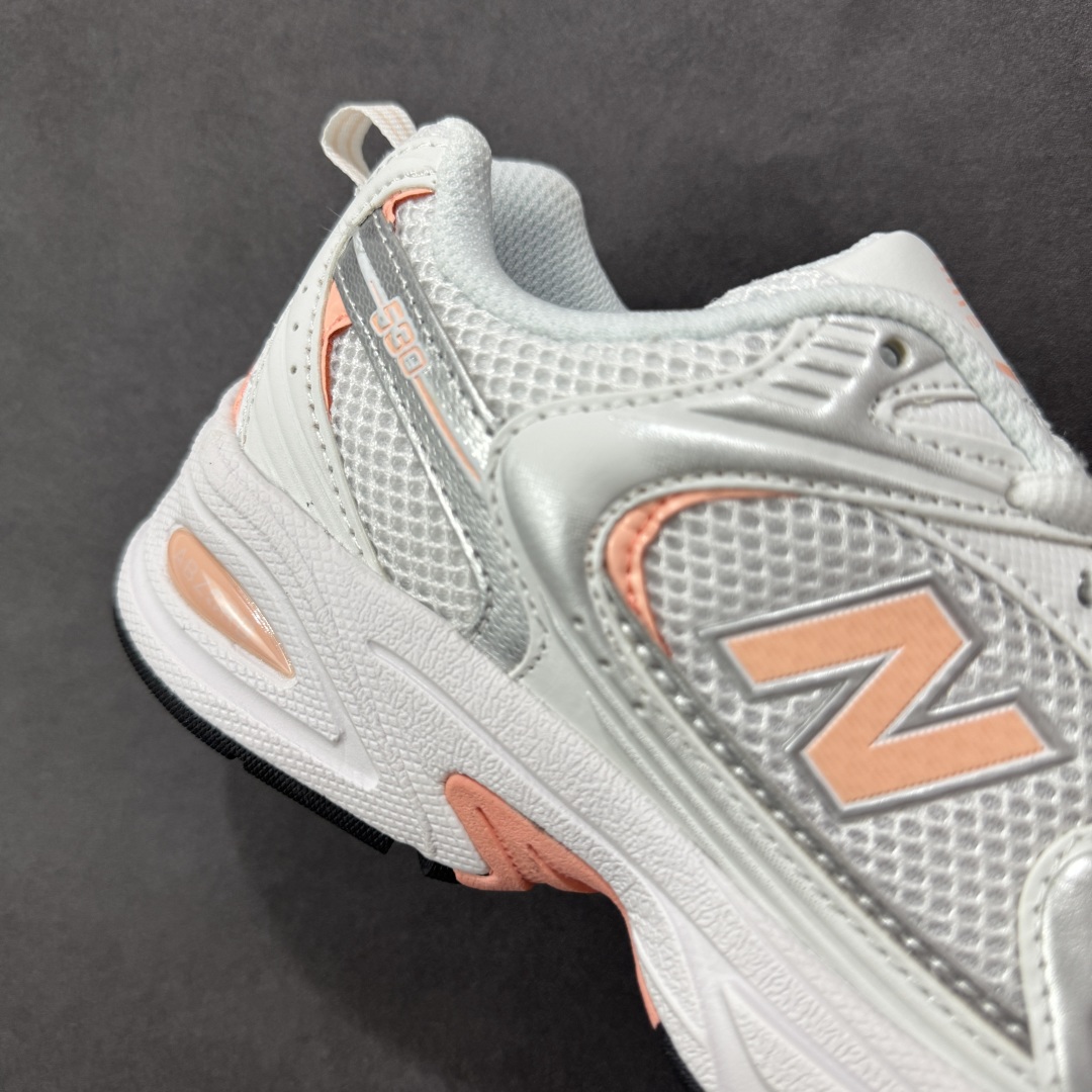 图片[6]-【K8版本】New Balance NB530 新百伦复古透气跑步鞋 抛弃过往以皮革为主的人气轮廓 以极具复古风范的跑鞋外观呈现 设计上全鞋以简约清爽的纯白色作基底 鞋身覆盖大面积织物网眼材质 并于鞋头、鞋带孔眼片等细节处点缀对比鲜明的反光银镀层凸显 鞋舌、侧身等位置则辅以一贯的「N」字标志和品牌徽标彰显身份 最后通过搭载的 ABZORB 缓震中底完善整体造型 货号：MR530ECP 尺码：36-45带半码-选品中心