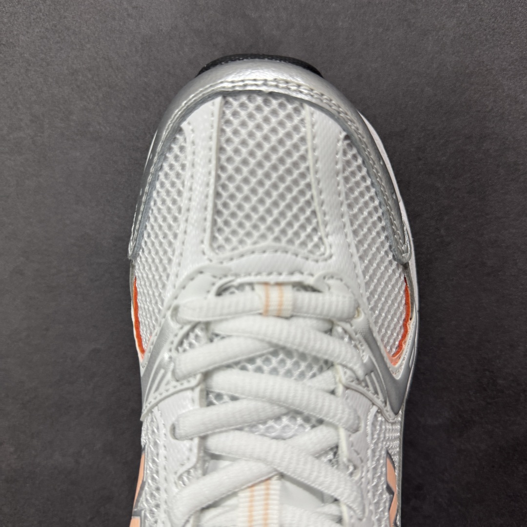 图片[8]-【K8版本】New Balance NB530 新百伦复古透气跑步鞋 抛弃过往以皮革为主的人气轮廓 以极具复古风范的跑鞋外观呈现 设计上全鞋以简约清爽的纯白色作基底 鞋身覆盖大面积织物网眼材质 并于鞋头、鞋带孔眼片等细节处点缀对比鲜明的反光银镀层凸显 鞋舌、侧身等位置则辅以一贯的「N」字标志和品牌徽标彰显身份 最后通过搭载的 ABZORB 缓震中底完善整体造型 货号：MR530ECP 尺码：36-45带半码-选品中心