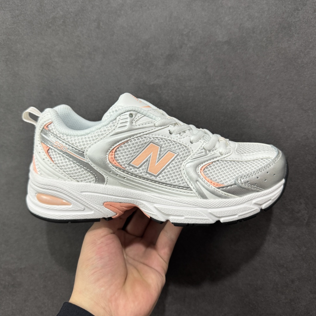 【K8版本】New Balance NB530 新百伦复古透气跑步鞋 抛弃过往以皮革为主的人气轮廓 以极具复古风范的跑鞋外观呈现 设计上全鞋以简约清爽的纯白色作基底 鞋身覆盖大面积织物网眼材质 并于鞋头、鞋带孔眼片等细节处点缀对比鲜明的反光银镀层凸显 鞋舌、侧身等位置则辅以一贯的「N」字标志和品牌徽标彰显身份 最后通过搭载的 ABZORB 缓震中底完善整体造型 货号：MR530ECP 尺码：36-45带半码-选品中心