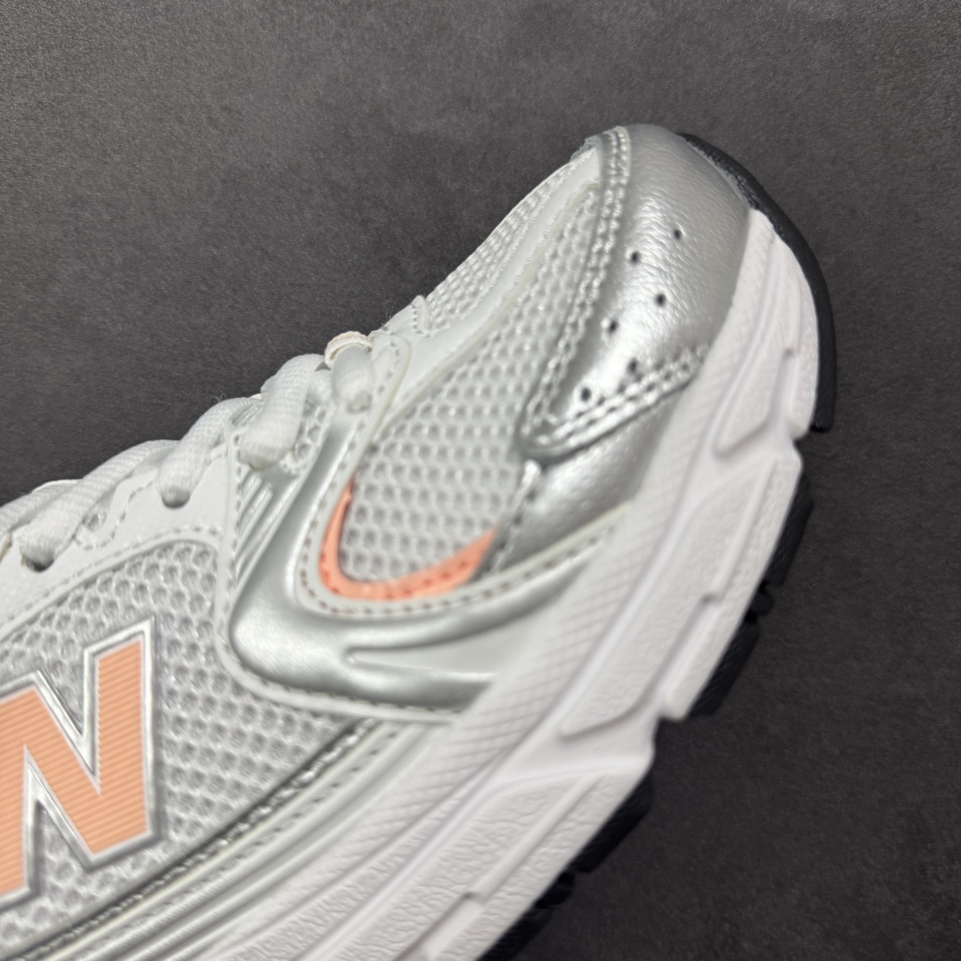 图片[5]-【K8版本】New Balance NB530 新百伦复古透气跑步鞋 抛弃过往以皮革为主的人气轮廓 以极具复古风范的跑鞋外观呈现 设计上全鞋以简约清爽的纯白色作基底 鞋身覆盖大面积织物网眼材质 并于鞋头、鞋带孔眼片等细节处点缀对比鲜明的反光银镀层凸显 鞋舌、侧身等位置则辅以一贯的「N」字标志和品牌徽标彰显身份 最后通过搭载的 ABZORB 缓震中底完善整体造型 货号：MR530ECP 尺码：36-45带半码-选品中心