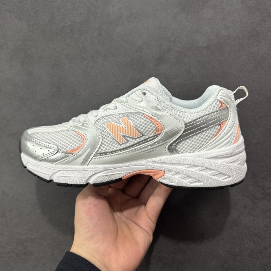 图片[2]-【K8版本】New Balance NB530 新百伦复古透气跑步鞋 抛弃过往以皮革为主的人气轮廓 以极具复古风范的跑鞋外观呈现 设计上全鞋以简约清爽的纯白色作基底 鞋身覆盖大面积织物网眼材质 并于鞋头、鞋带孔眼片等细节处点缀对比鲜明的反光银镀层凸显 鞋舌、侧身等位置则辅以一贯的「N」字标志和品牌徽标彰显身份 最后通过搭载的 ABZORB 缓震中底完善整体造型 货号：MR530ECP 尺码：36-45带半码-选品中心