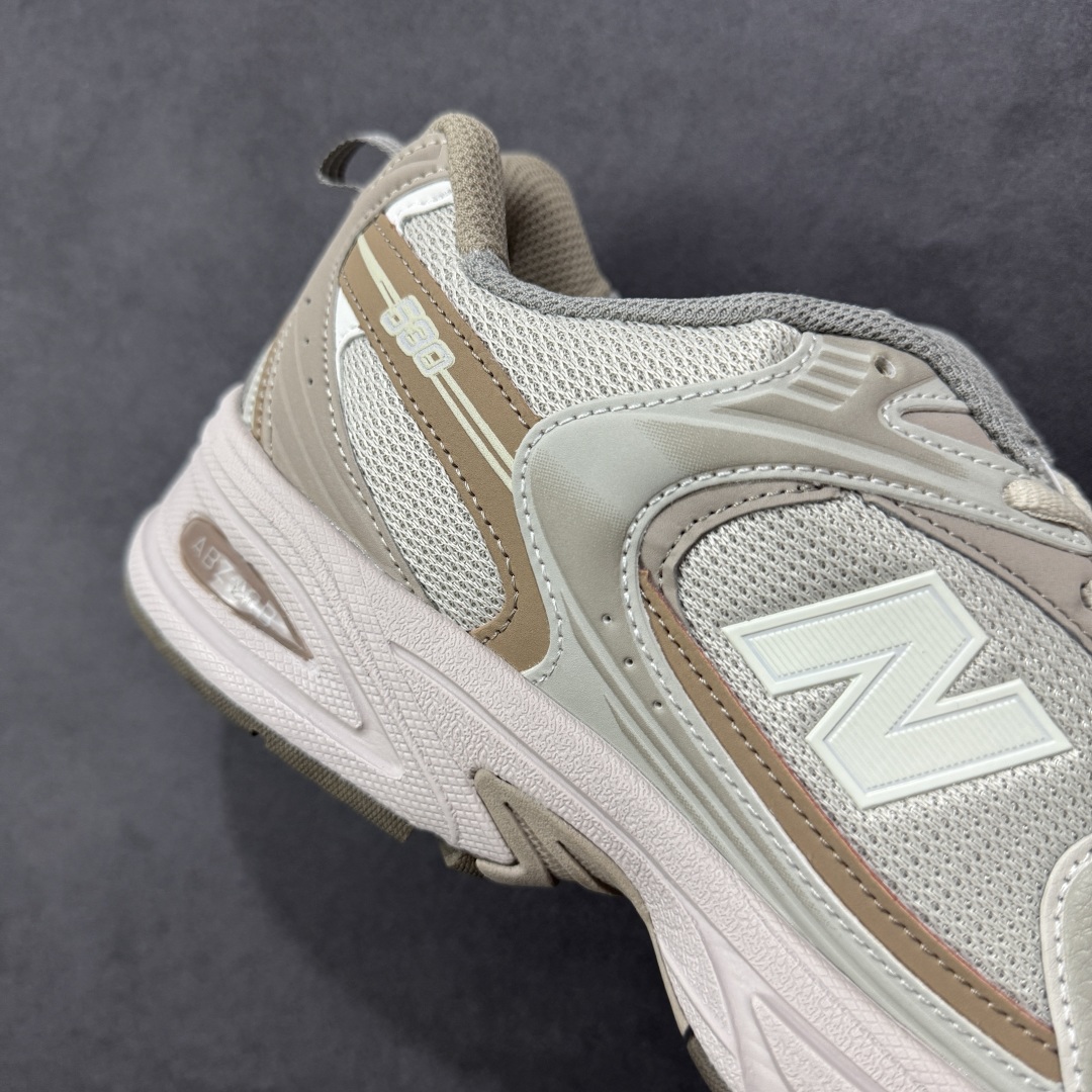 图片[6]-【K8版本】New Balance NB530 新百伦复古透气跑步鞋 抛弃过往以皮革为主的人气轮廓 以极具复古风范的跑鞋外观呈现 设计上全鞋以简约清爽的纯白色作基底 鞋身覆盖大面积织物网眼材质 并于鞋头、鞋带孔眼片等细节处点缀对比鲜明的反光银镀层凸显 鞋舌、侧身等位置则辅以一贯的「N」字标志和品牌徽标彰显身份 最后通过搭载的 ABZORB 缓震中底完善整体造型 货号：MR530KOB 尺码：36-45带半码-选品中心