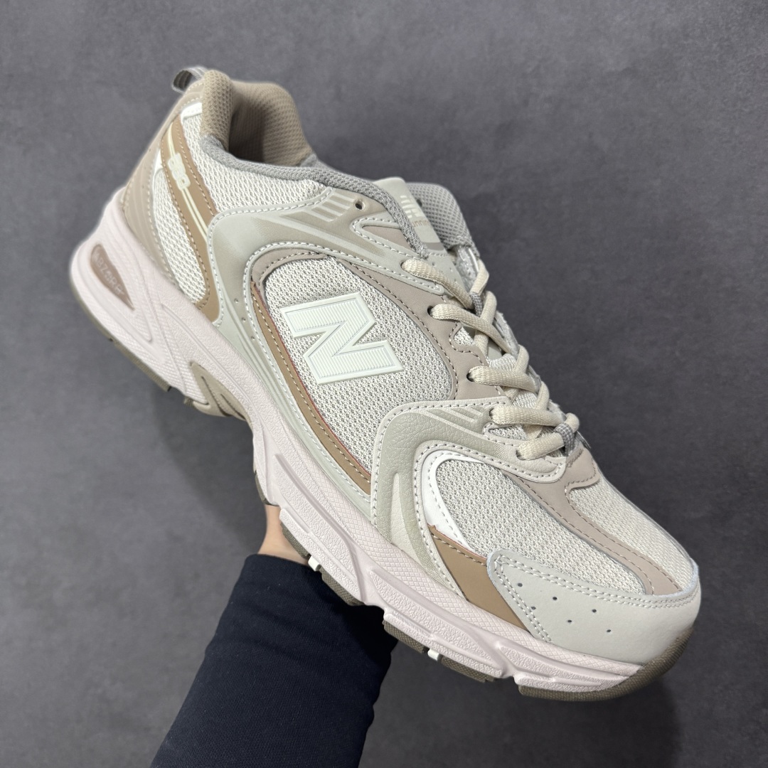 图片[3]-【K8版本】New Balance NB530 新百伦复古透气跑步鞋 抛弃过往以皮革为主的人气轮廓 以极具复古风范的跑鞋外观呈现 设计上全鞋以简约清爽的纯白色作基底 鞋身覆盖大面积织物网眼材质 并于鞋头、鞋带孔眼片等细节处点缀对比鲜明的反光银镀层凸显 鞋舌、侧身等位置则辅以一贯的「N」字标志和品牌徽标彰显身份 最后通过搭载的 ABZORB 缓震中底完善整体造型 货号：MR530KOB 尺码：36-45带半码-选品中心